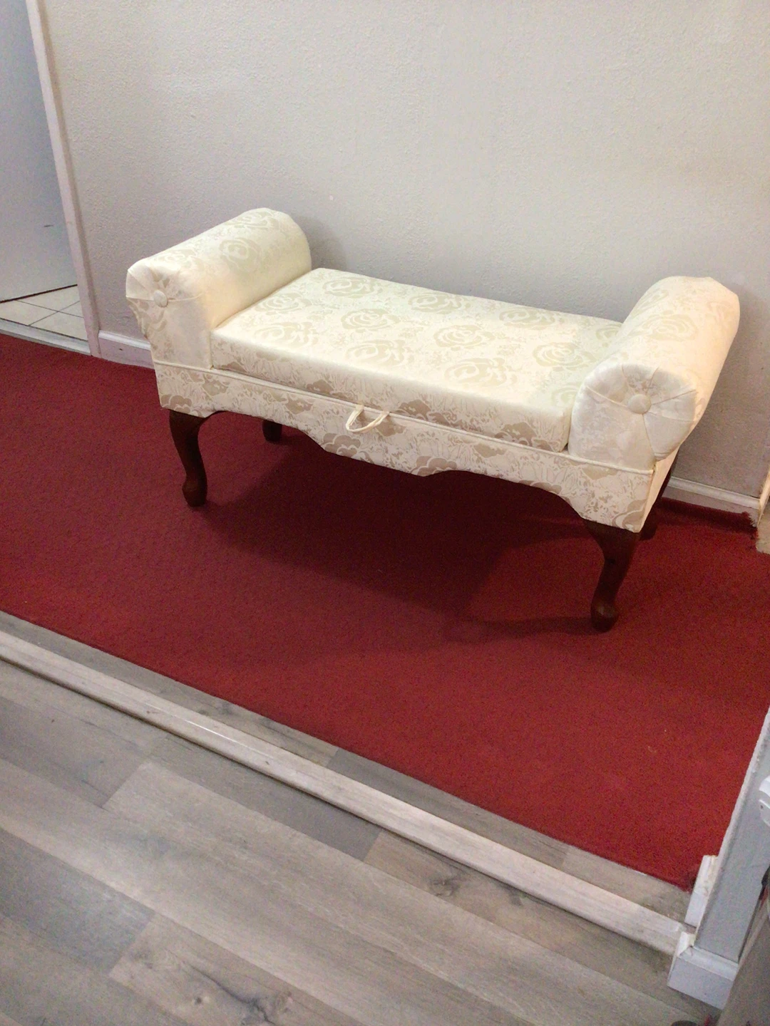 Brand new in box ,Cream Damask Accent Bench - photo 2