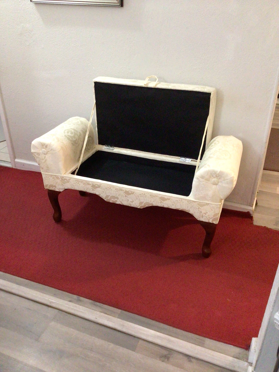 Brand new in box ,Cream Damask Accent Bench - photo 3