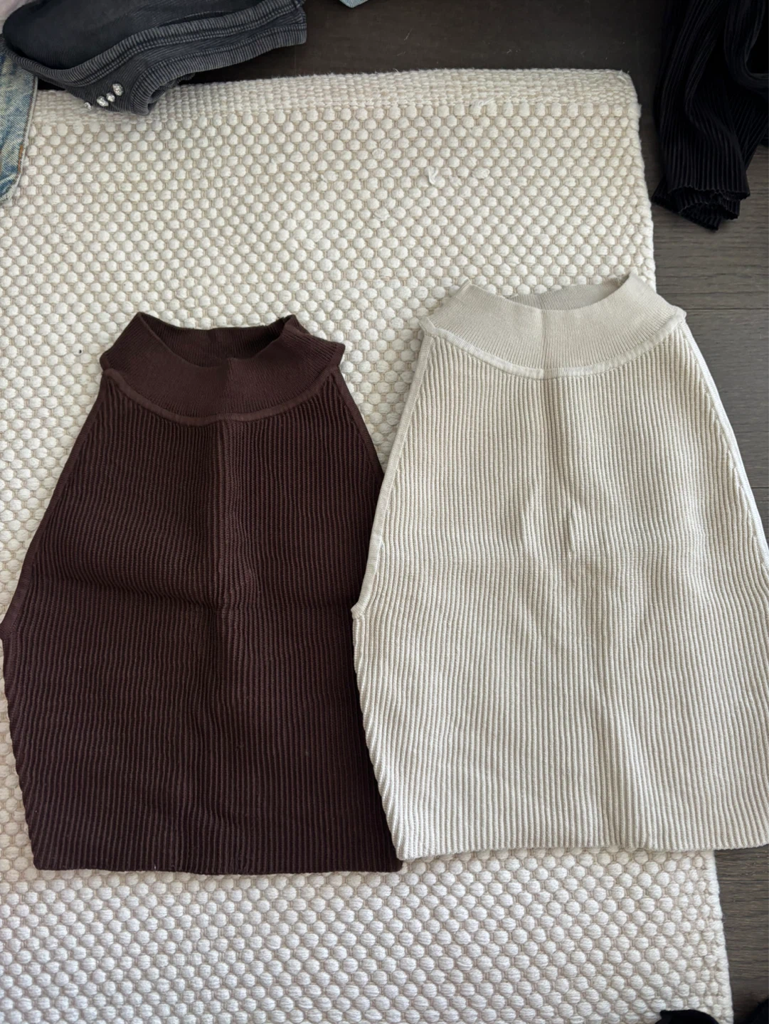 Babaton Ribbed Sleeveless Tops (2) - XS