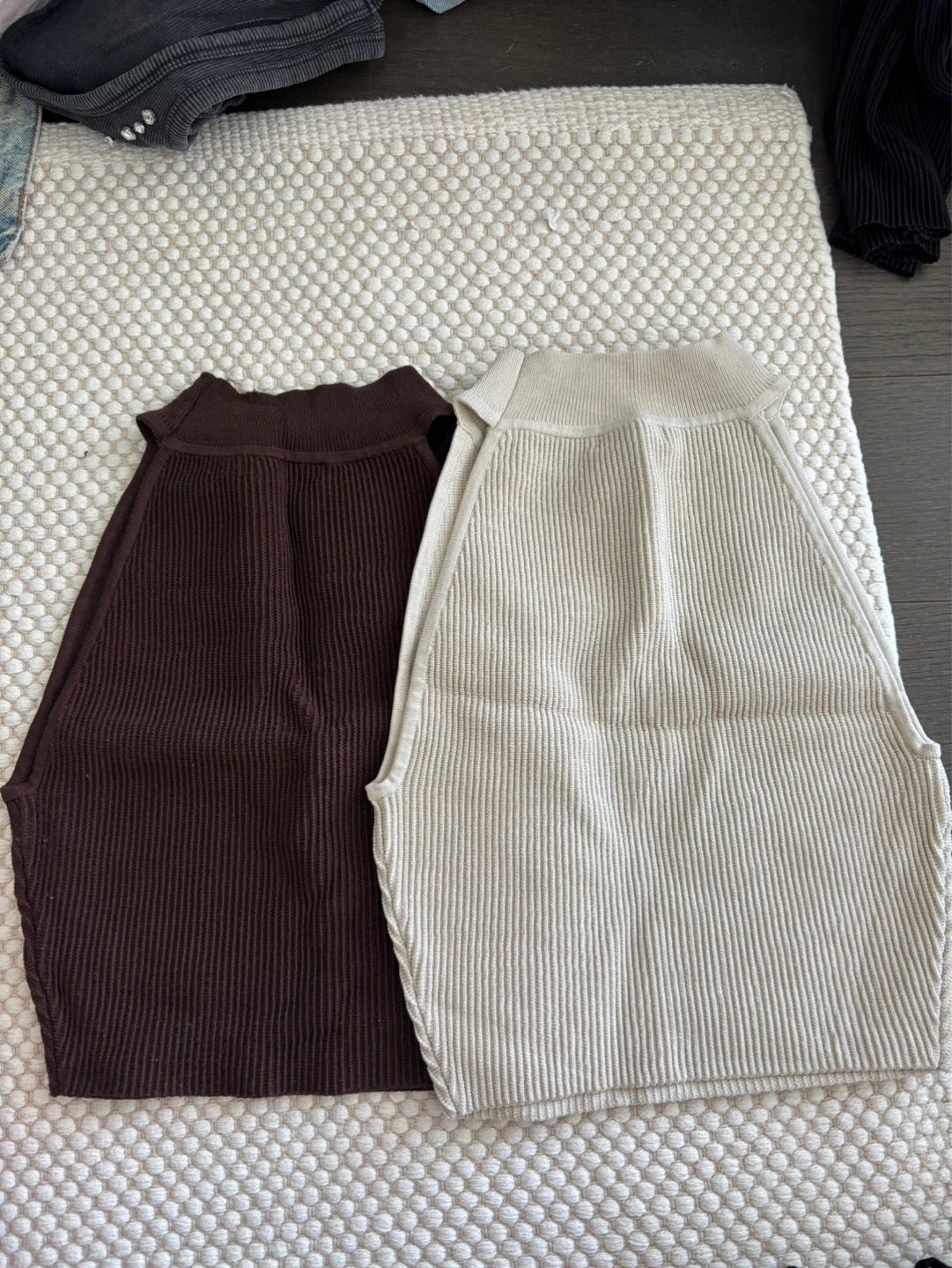 Babaton Ribbed Sleeveless Tops (2) - XS - photo 2