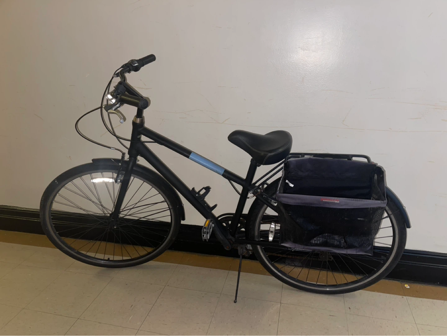 Midnight black. 26-inch retro bike
