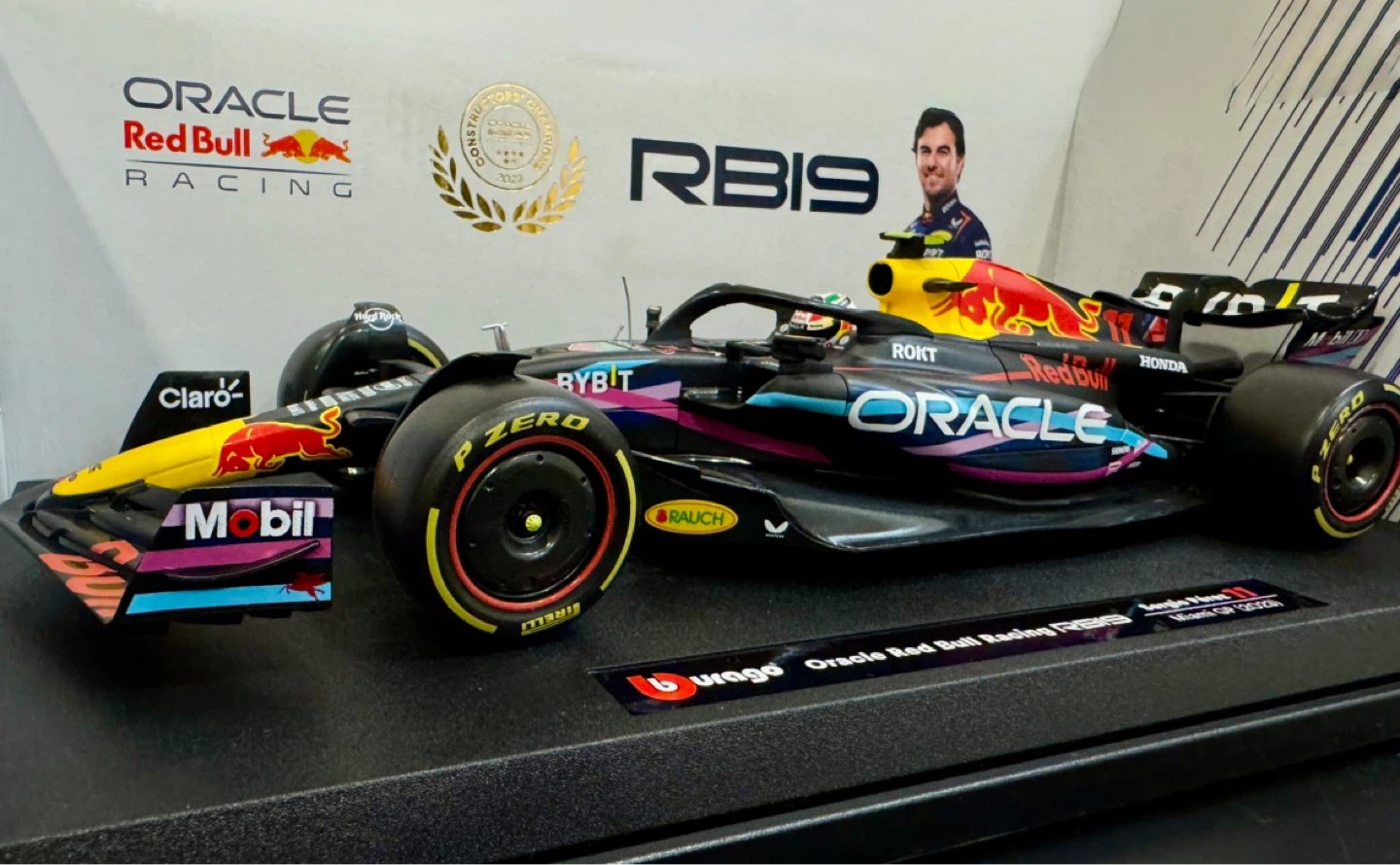 Bburago 1:18 Red Bull Racing RB19 Sergio Pérez Diecast model - photo 2