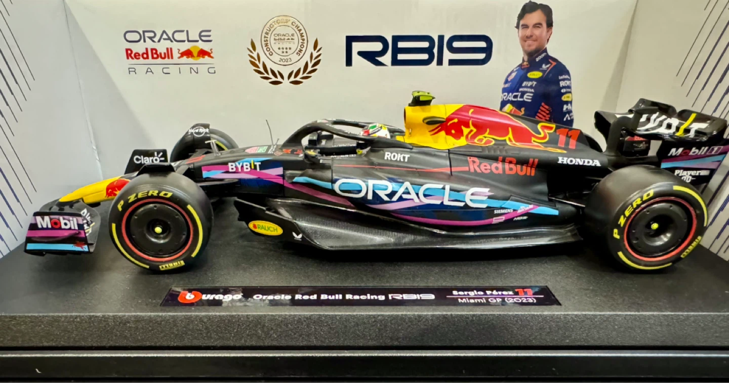 Bburago 1:18 Red Bull Racing RB19 Sergio Pérez Diecast model - photo 3