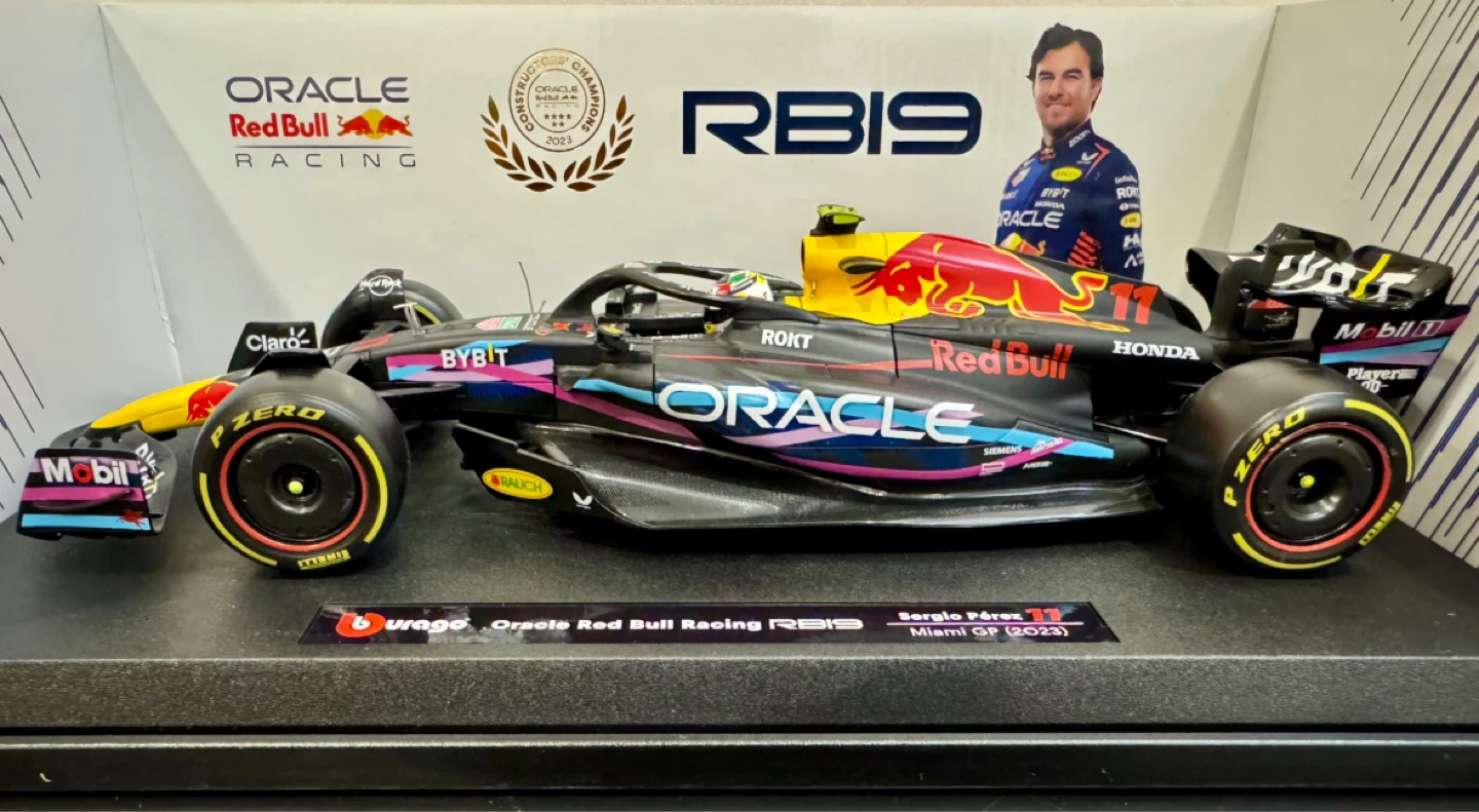 Bburago 1:18 Red Bull Racing RB19 Sergio Pérez Diecast model - photo 4