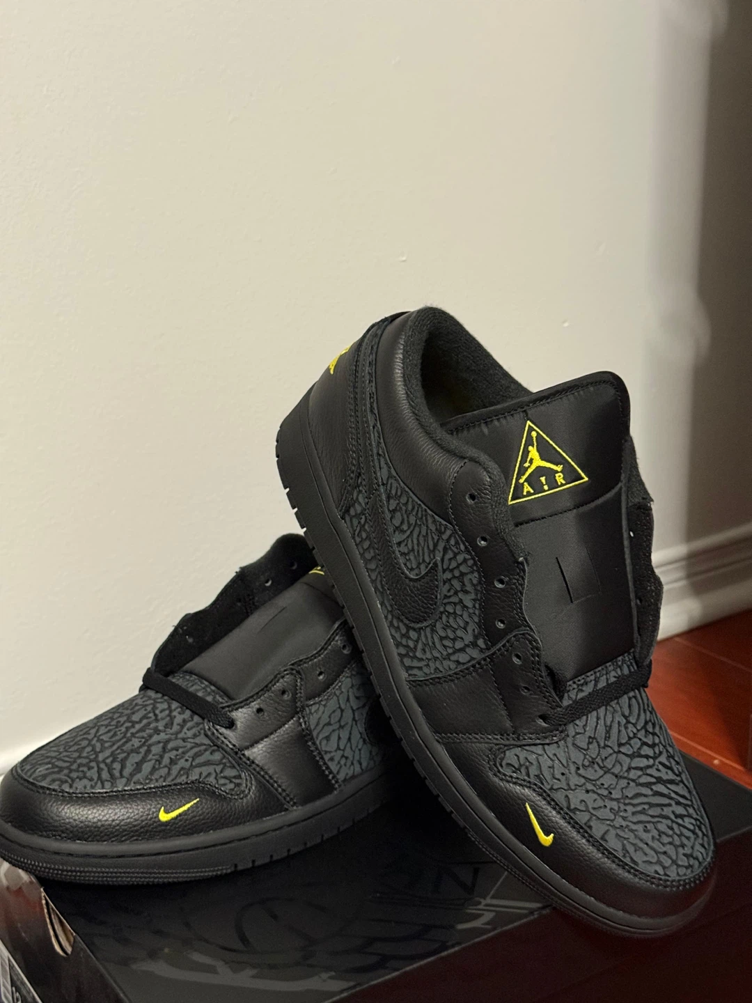 Air Jordan 1 Low SE 'Elephant Print' Black Yellow - photo 2