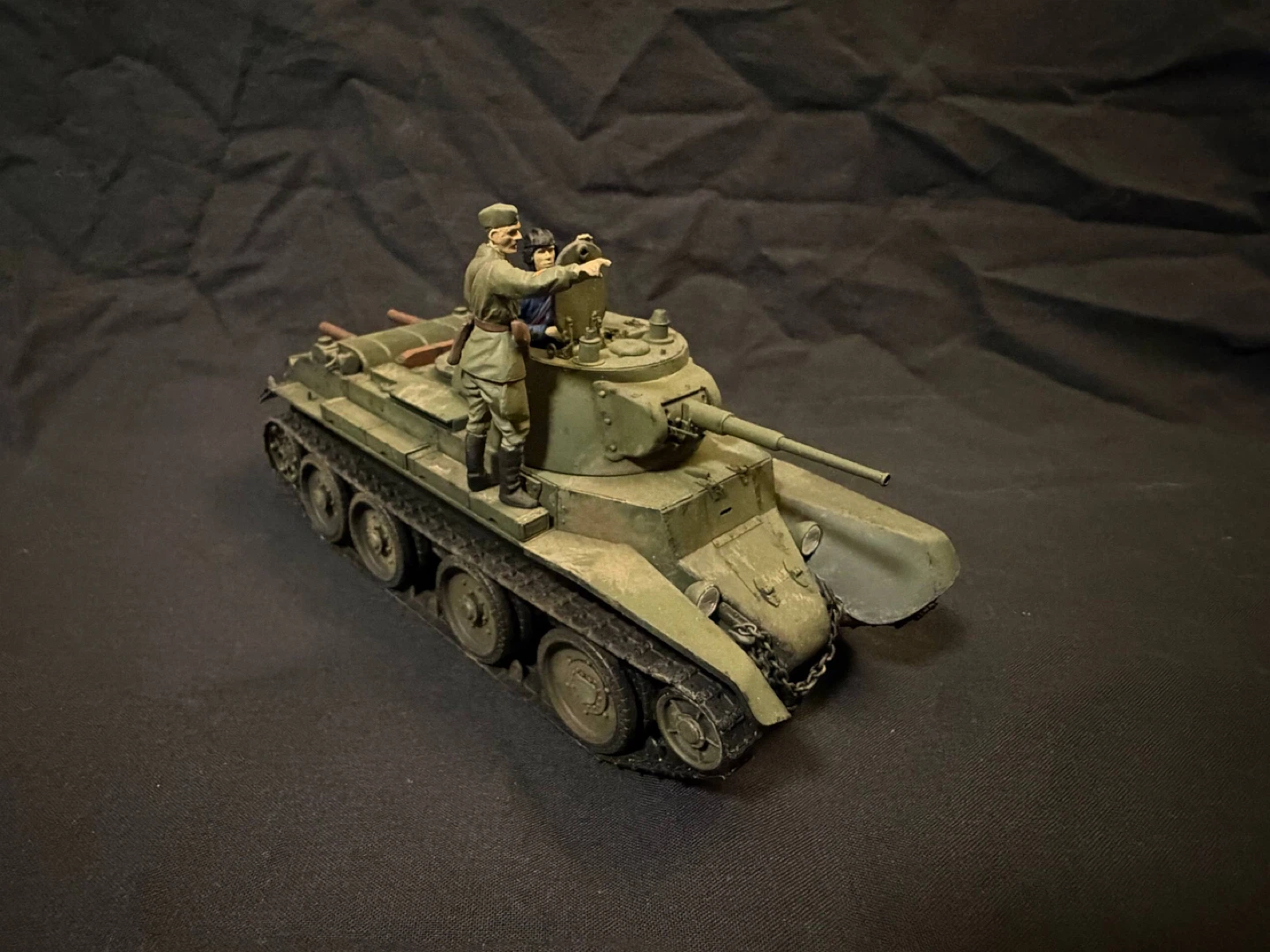 Assembled and painted tank model BT-7 - photo 2
