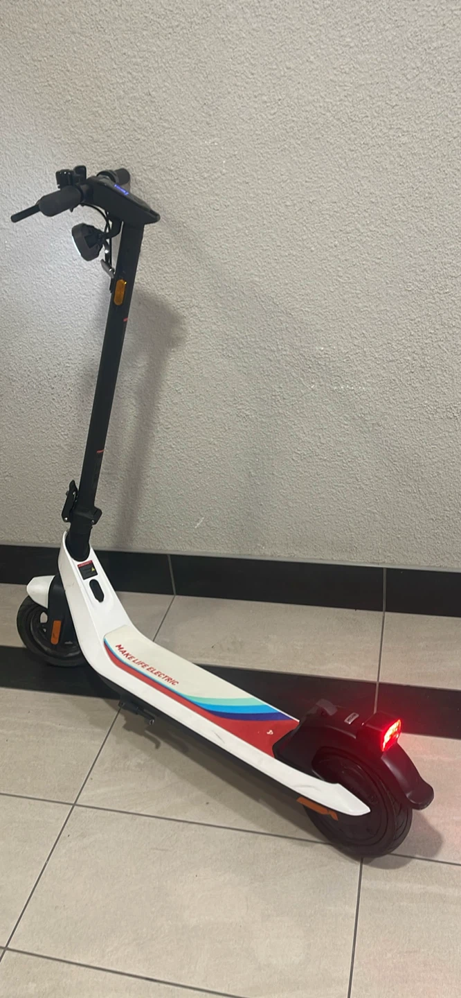 White NIU KQI2 PRO Electric Scooter