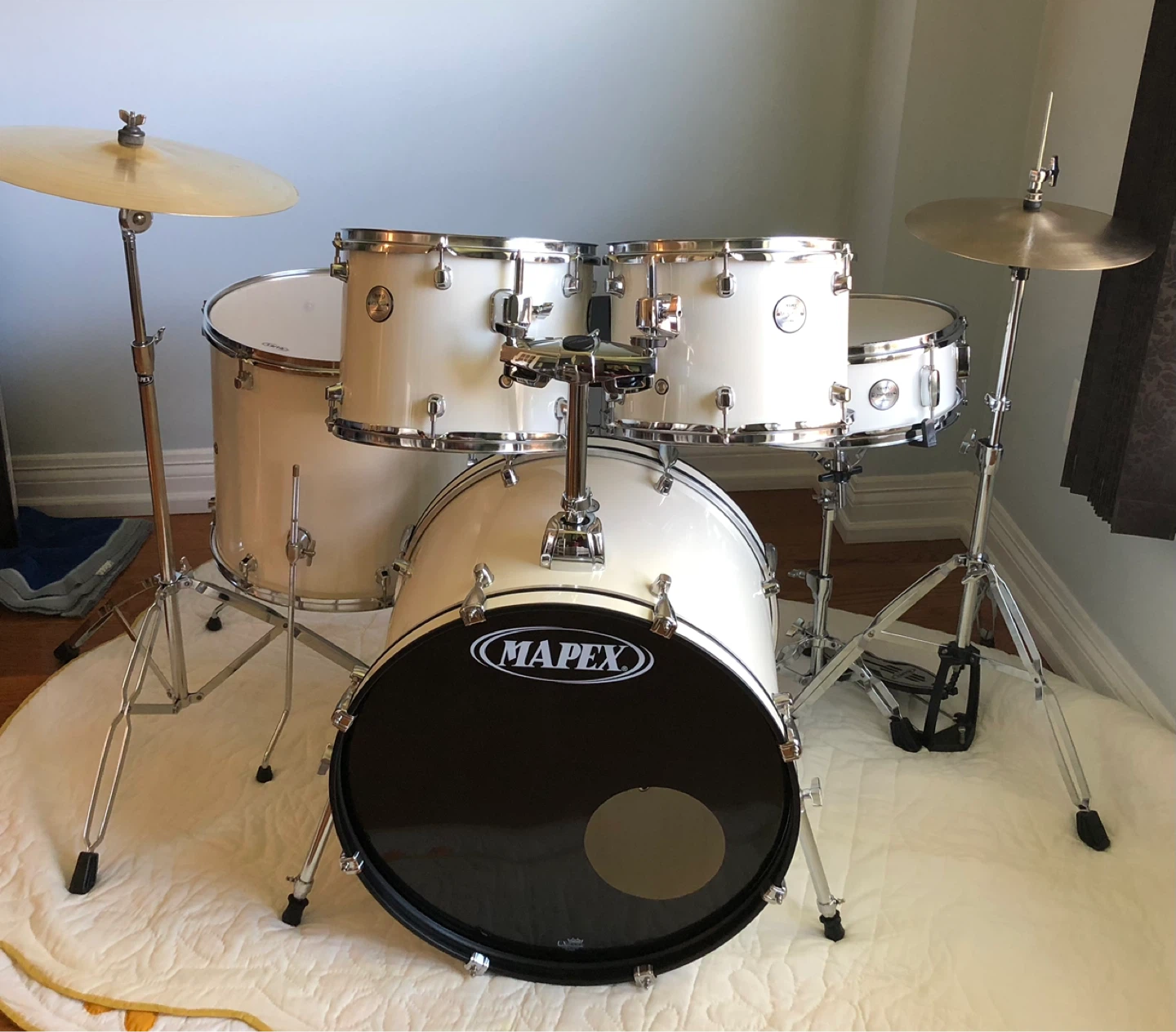 5-piece Mapex drum set — cream/off-white