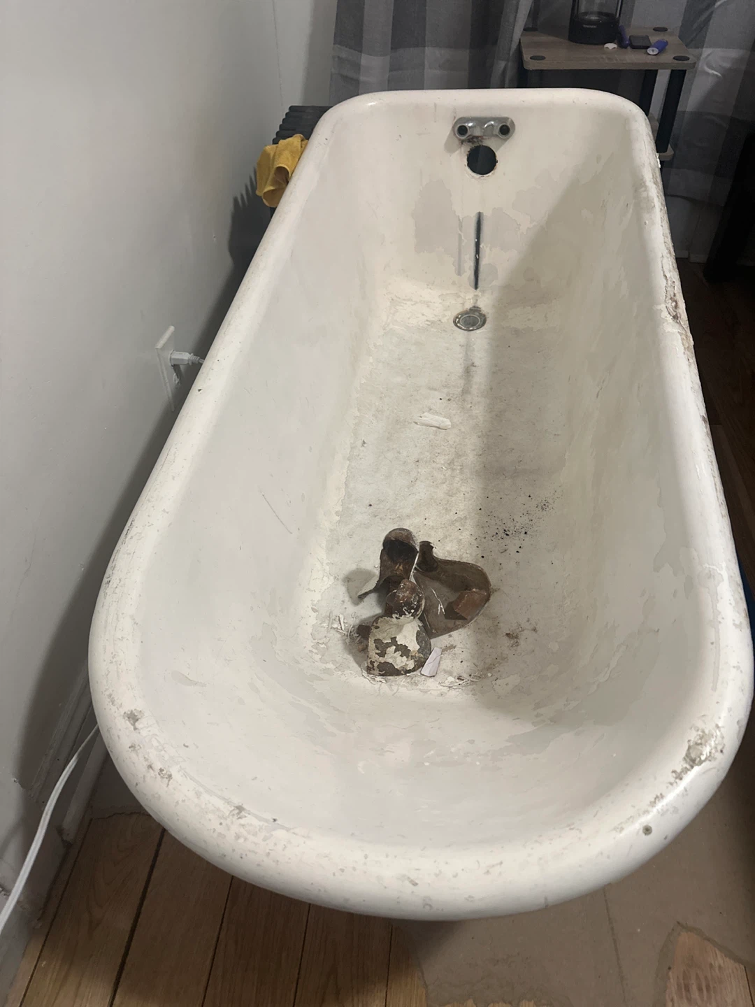 Vintage Clawfoot Bathtub - photo 2