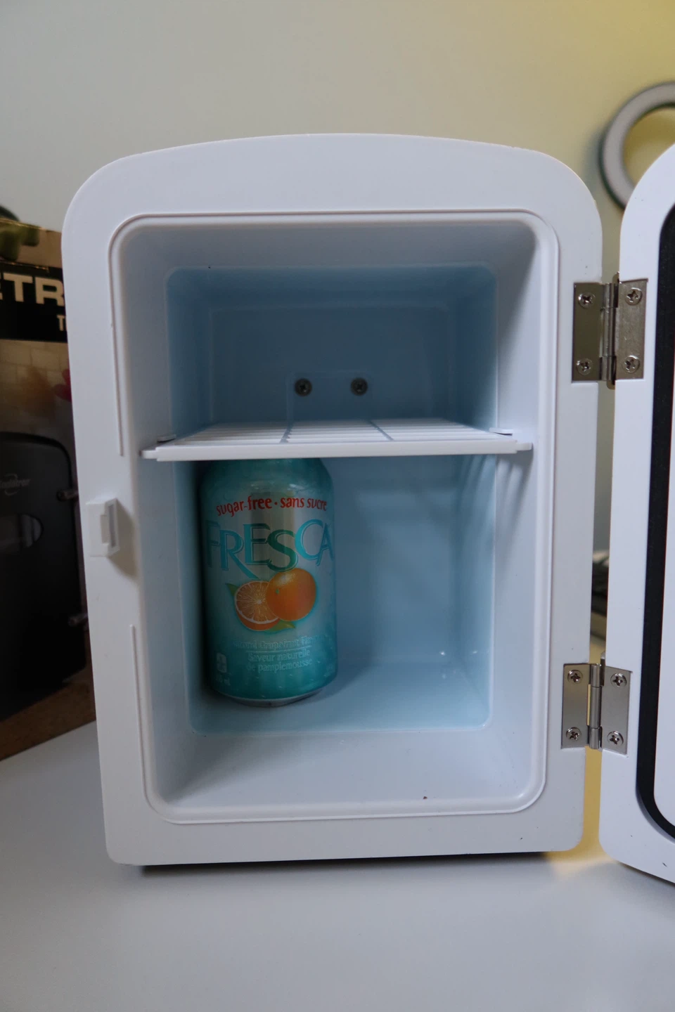 Koolatron Retro Mini Thermoelectric Cooler - photo 4