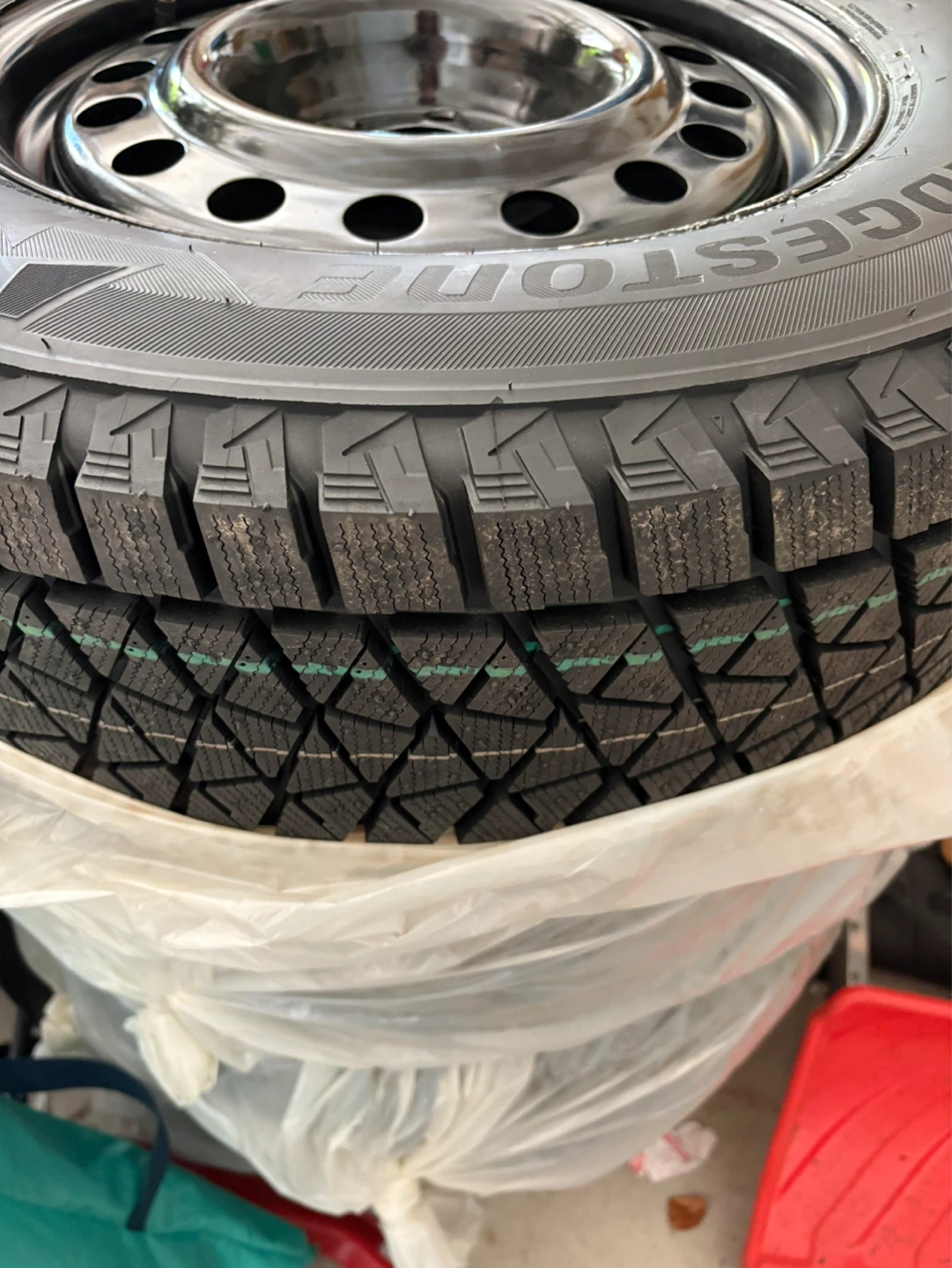 Bridgestone Blizzak Winter Tires 245/70R17 - photo 3