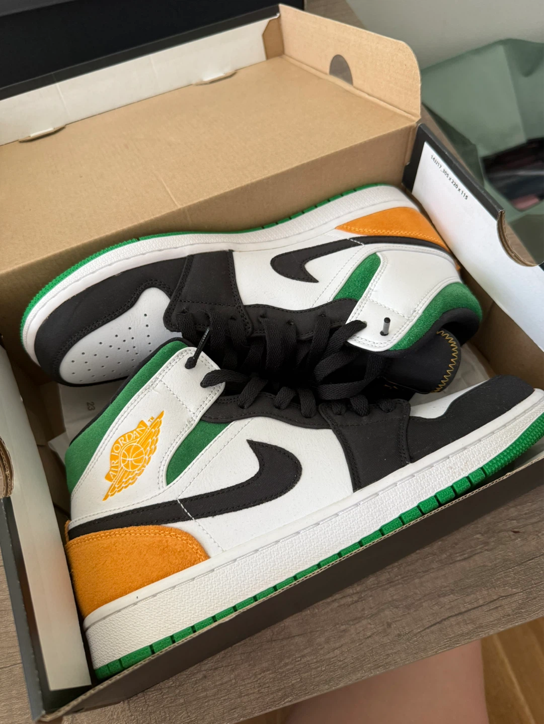 MENS 9 Nike Air Jordan 1 Mid SE Sneakers