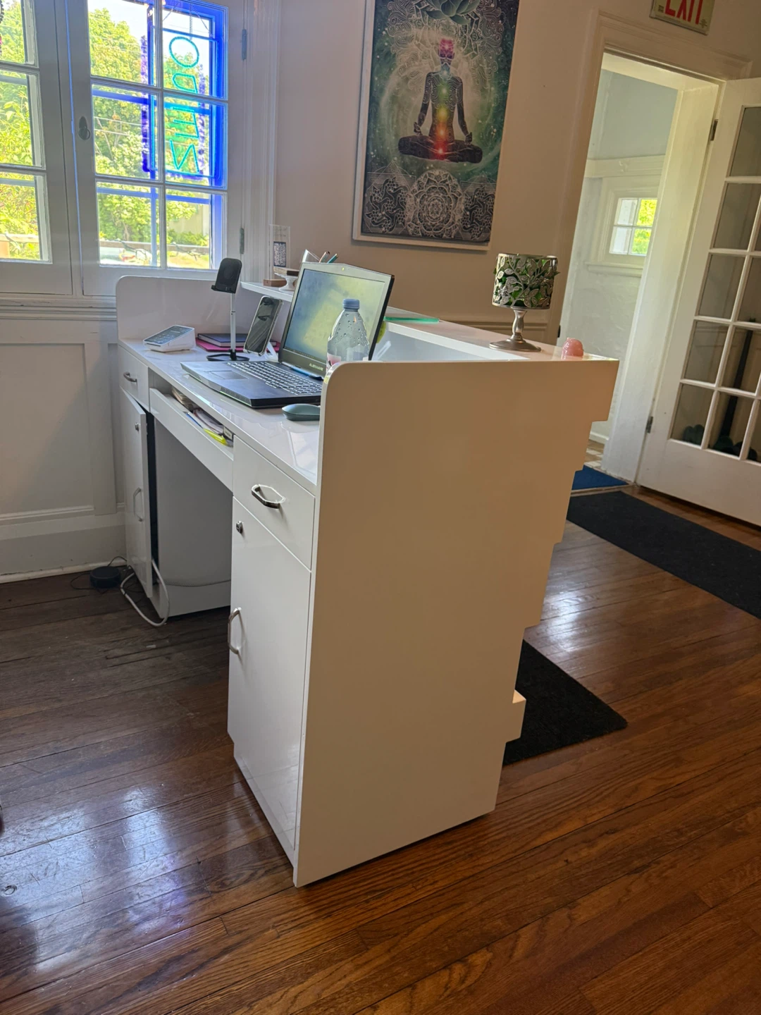 White reception desk with storage - photo 4