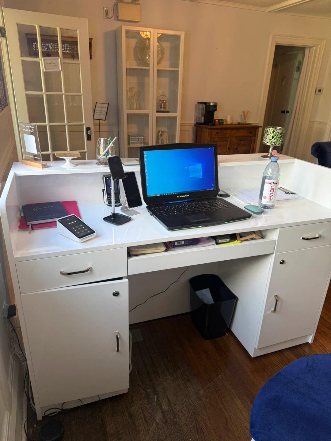 White reception desk with storage - photo 5