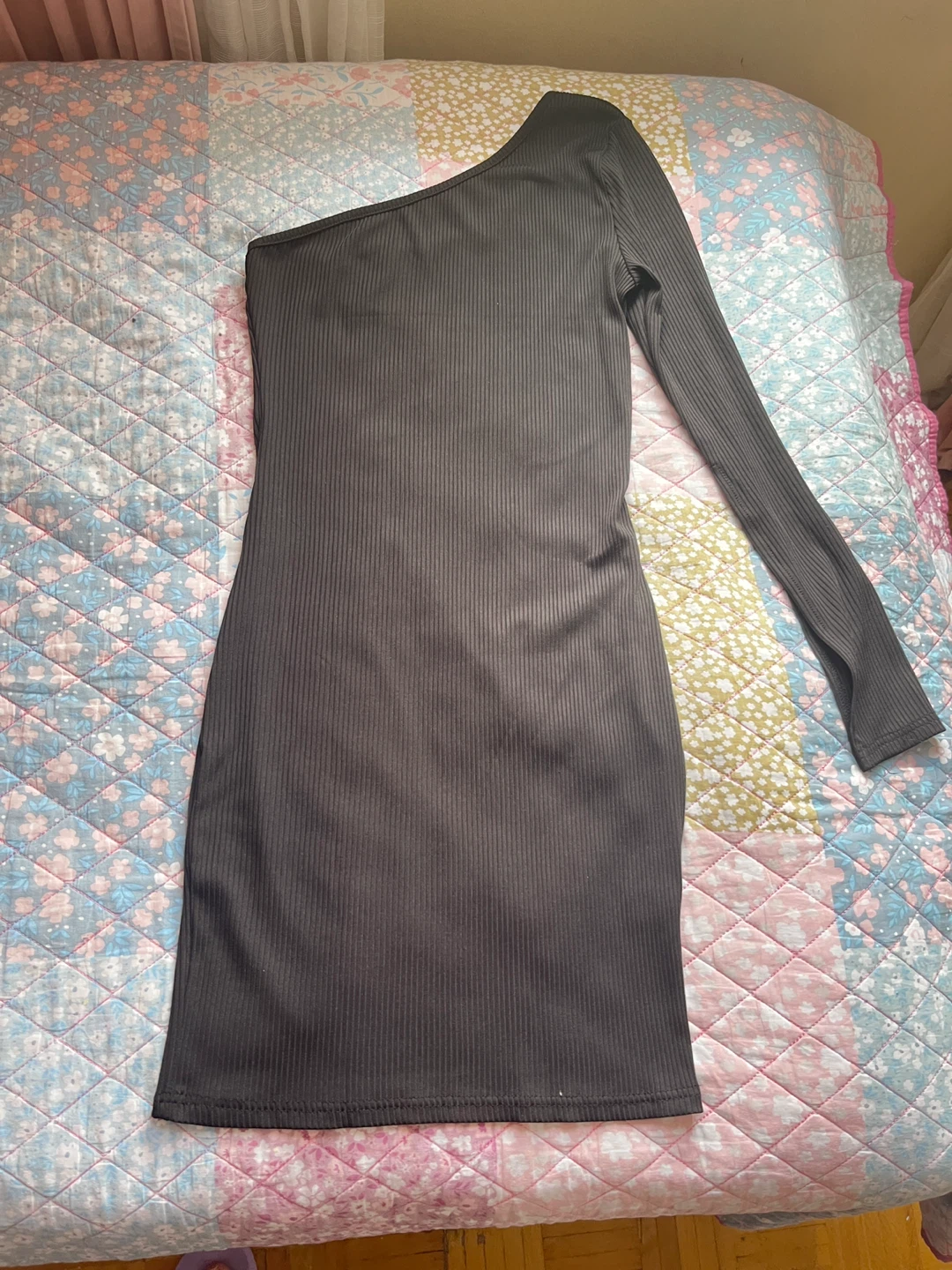One-shoulder ribbed dress