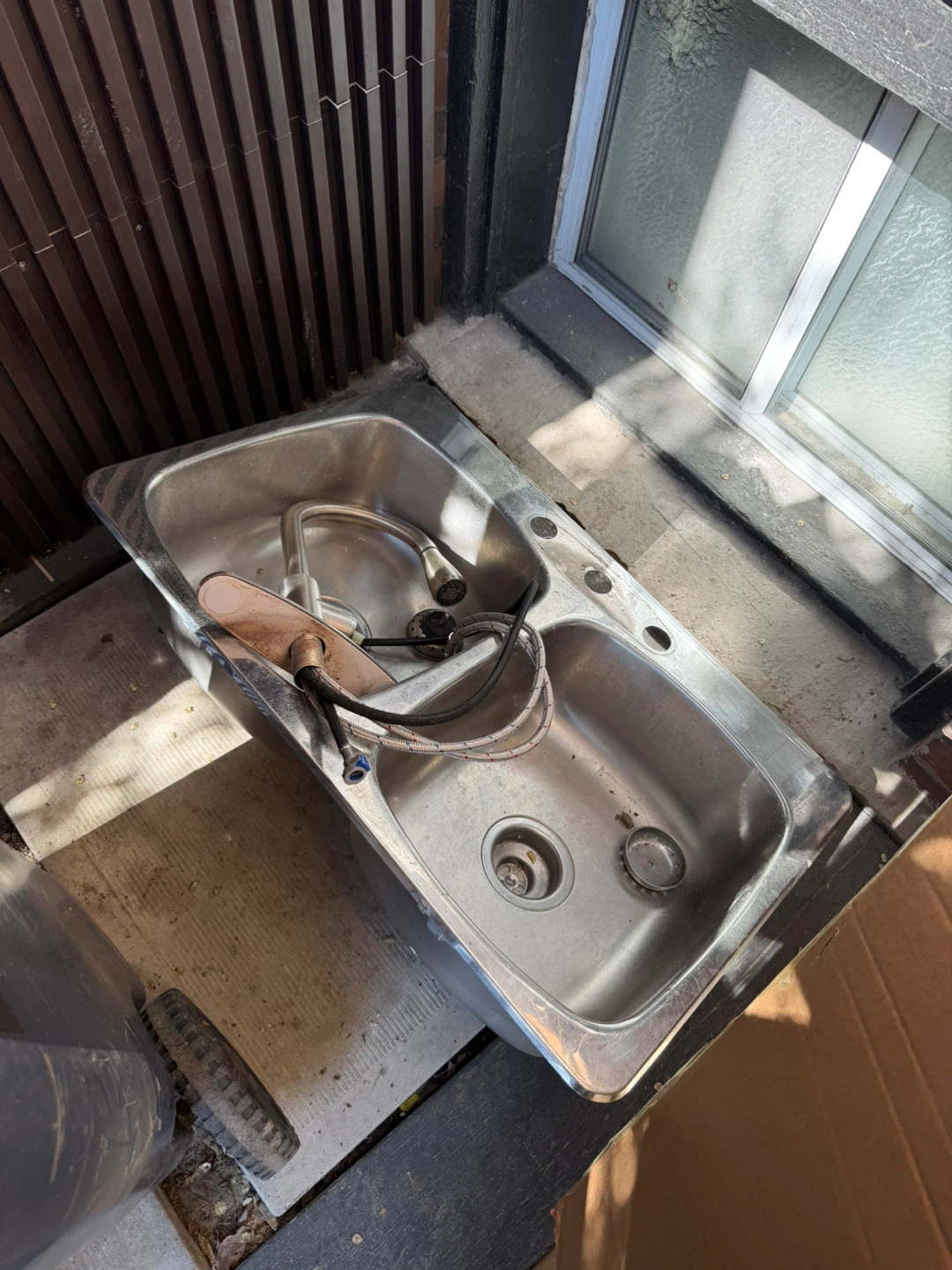 Double Kitchen Sink with Faucet