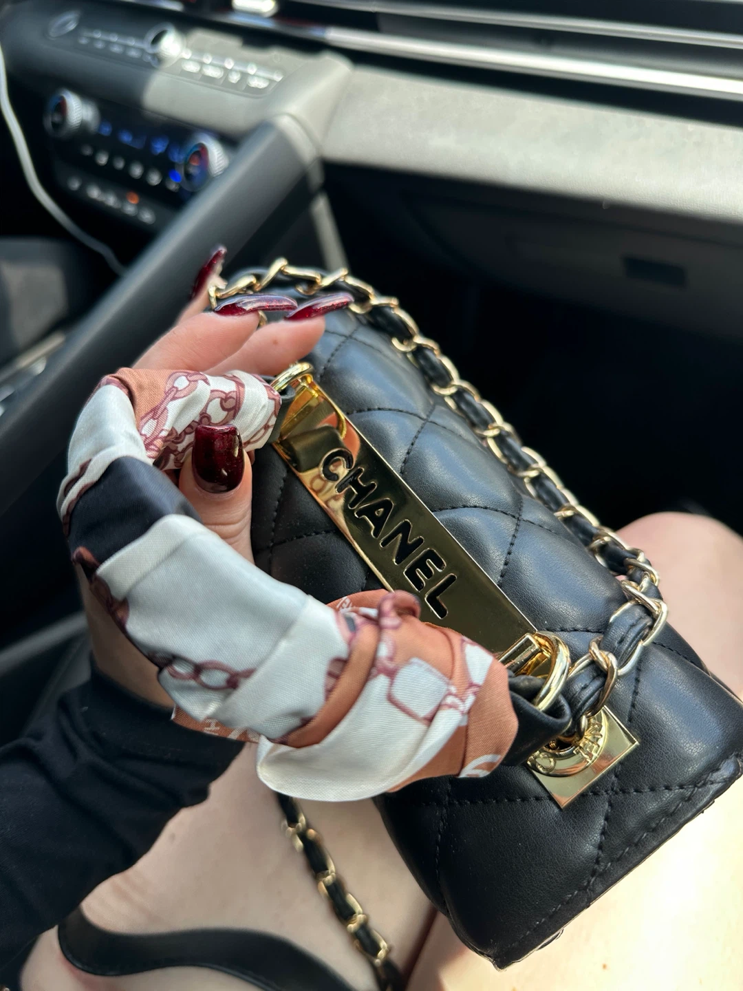(250) Chanel Black Quilted Handbag with Scarf - photo 3