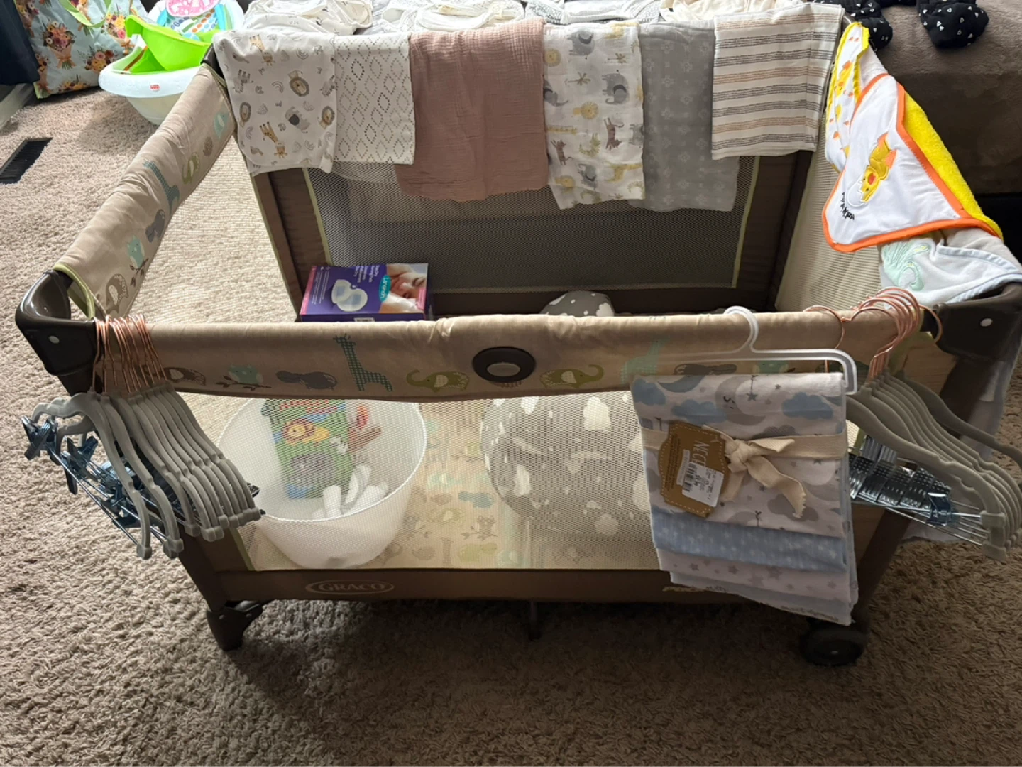Graco Pack and Play + baby items! 🩷 - photo 2