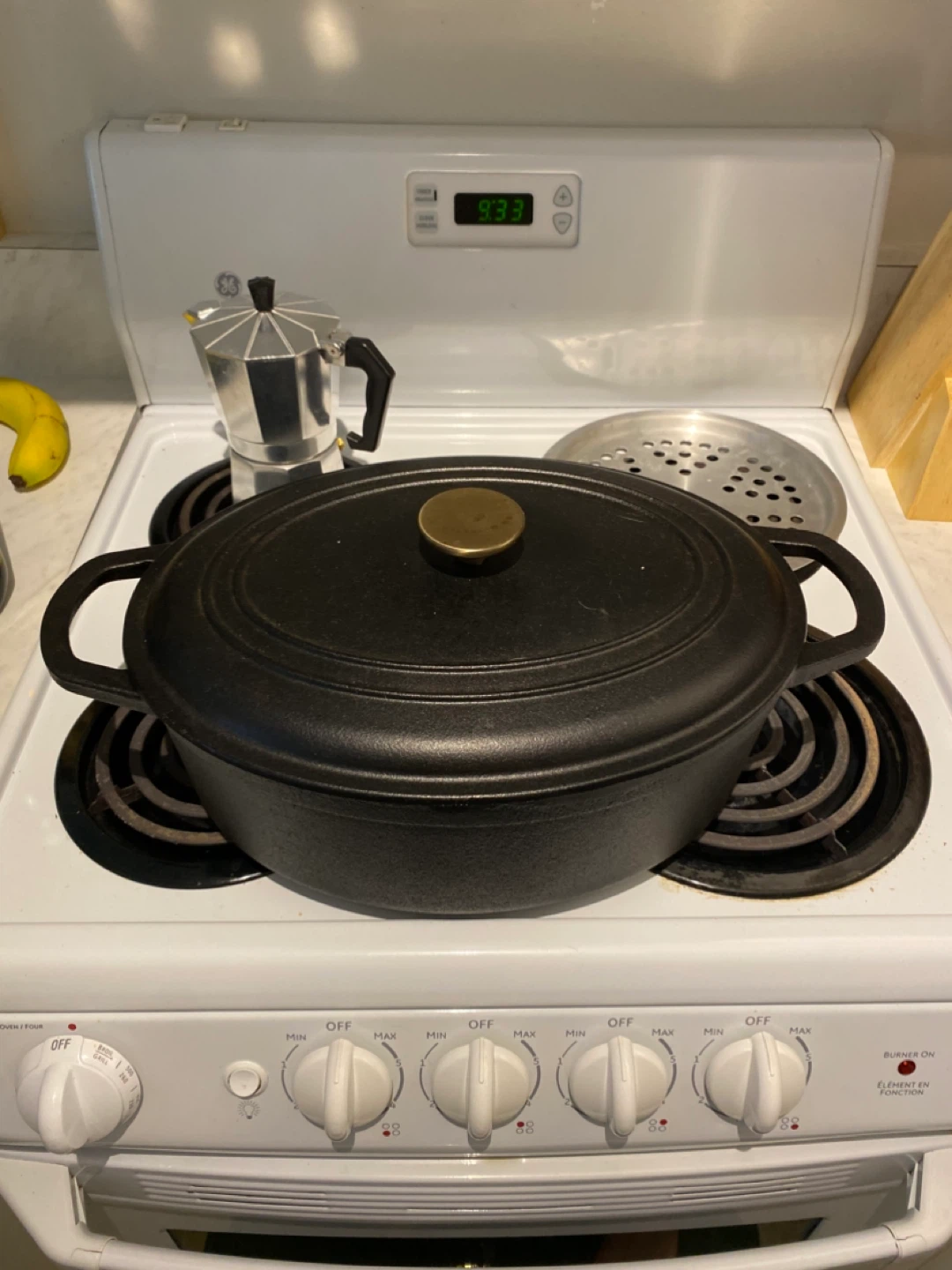 Black 7qt Oval Cast Iron Dutch Oven