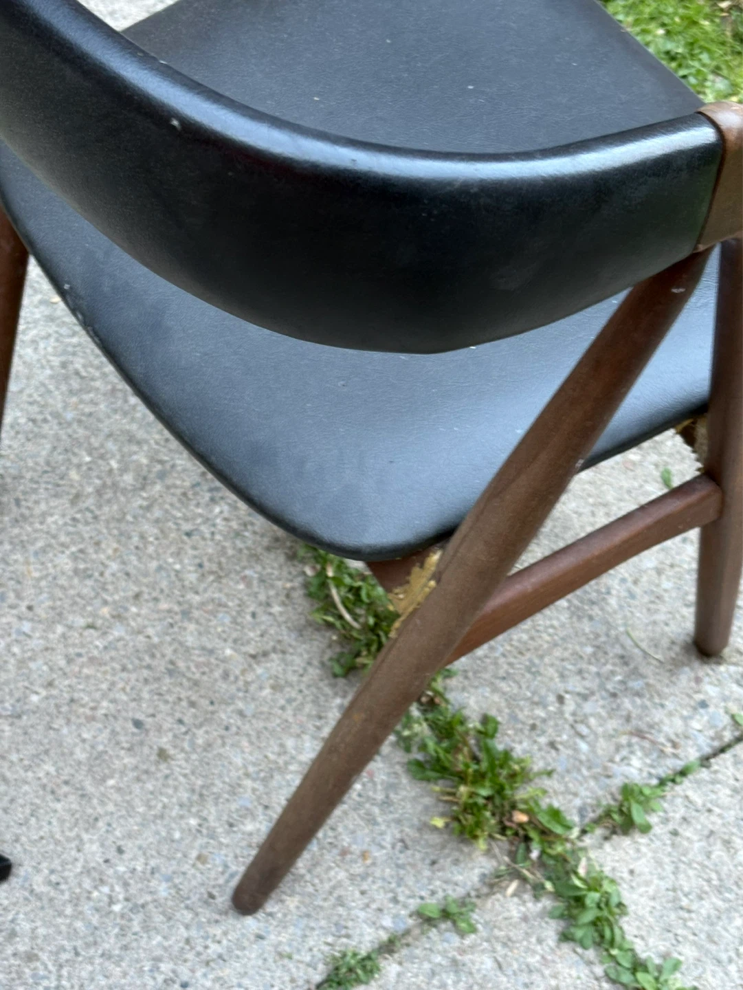 Modern Chair - Wood and Black Vinyl - photo 2