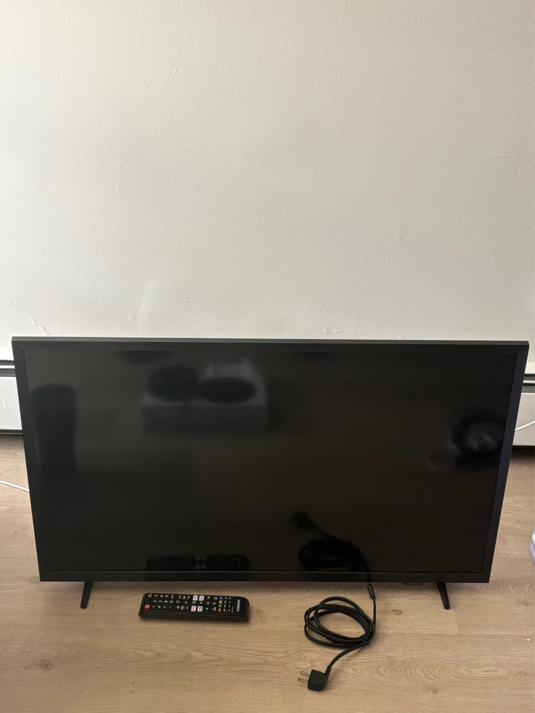 Samsung 32” Smart TV with Remote - photo 2
