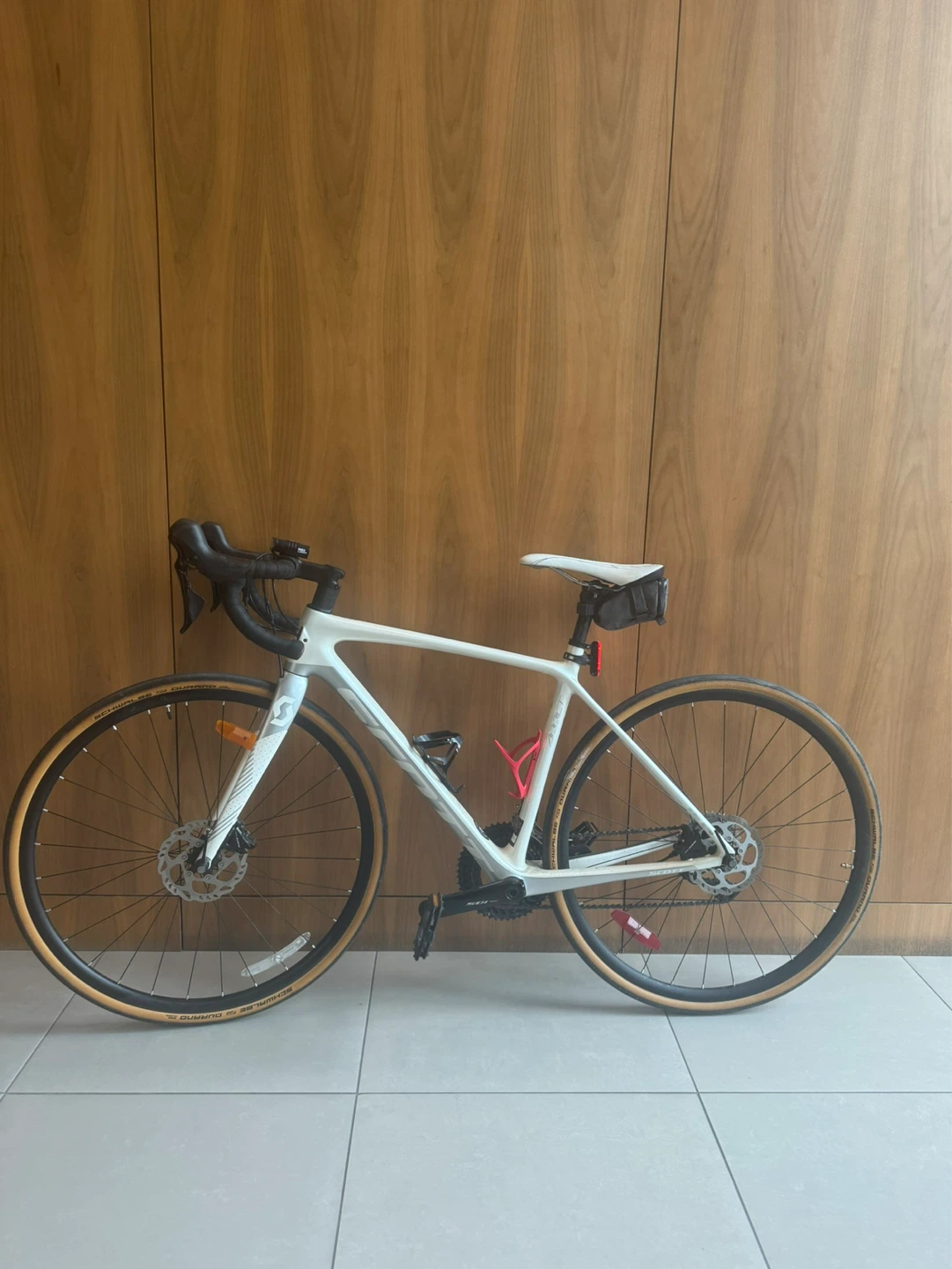 Scott Addict Road Bike for riders 5ft4-5ft6
