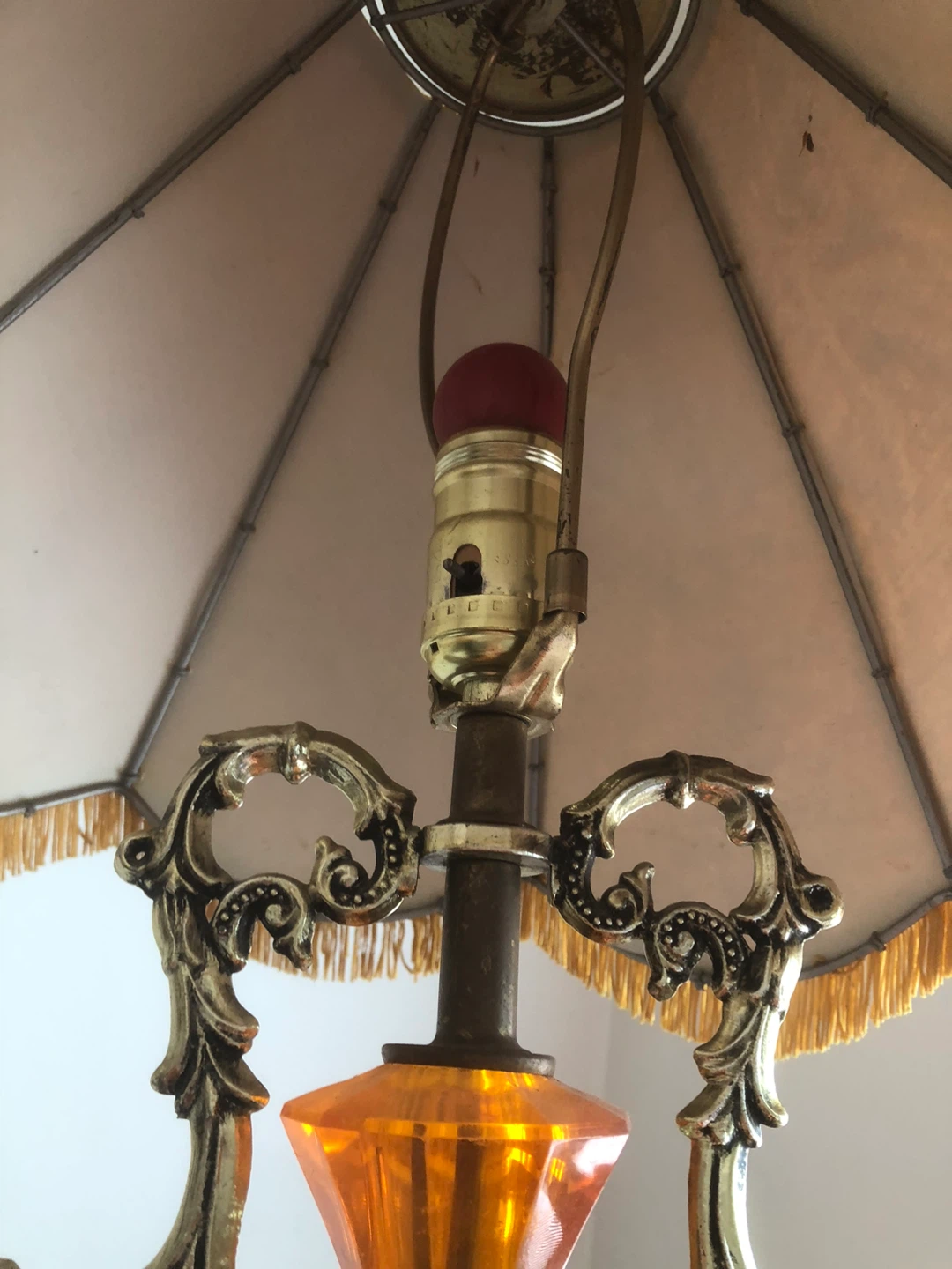 Vintage Ornate Table Lamp with Amber Accents - photo 4