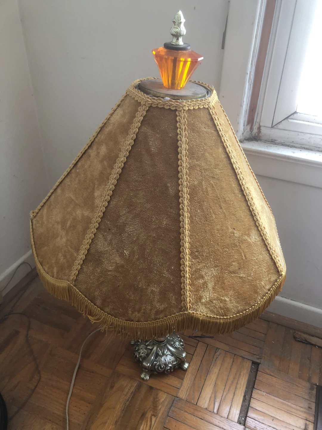 Vintage Ornate Table Lamp with Amber Accents - photo 3