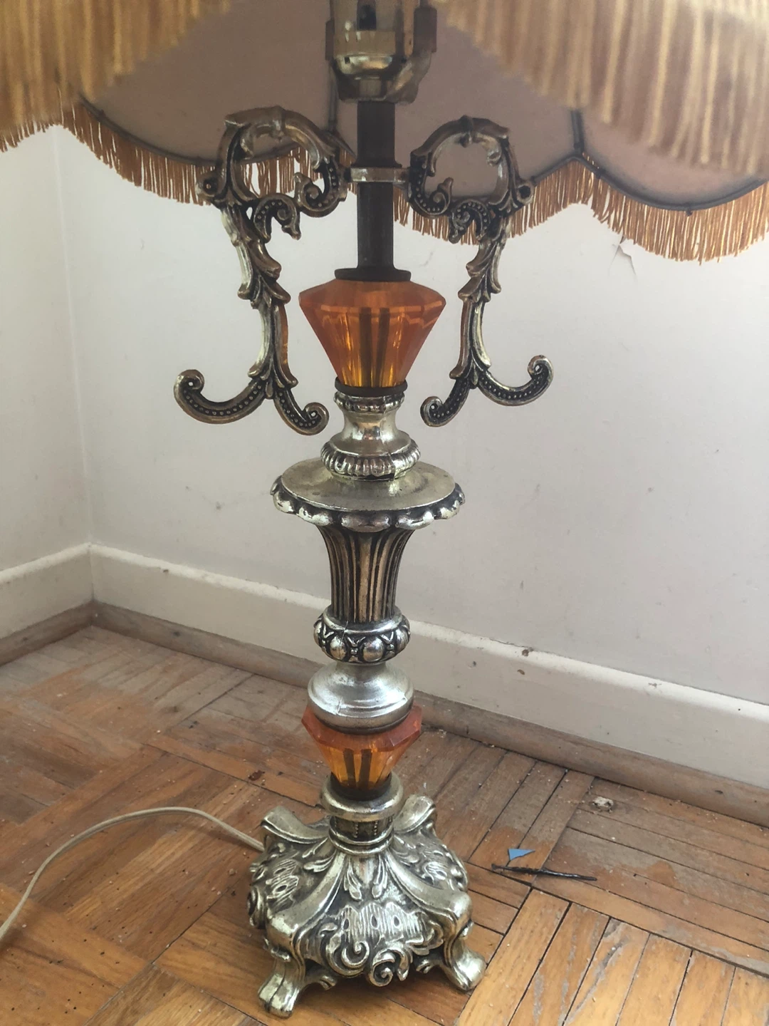 Vintage Ornate Table Lamp with Amber Accents - photo 2