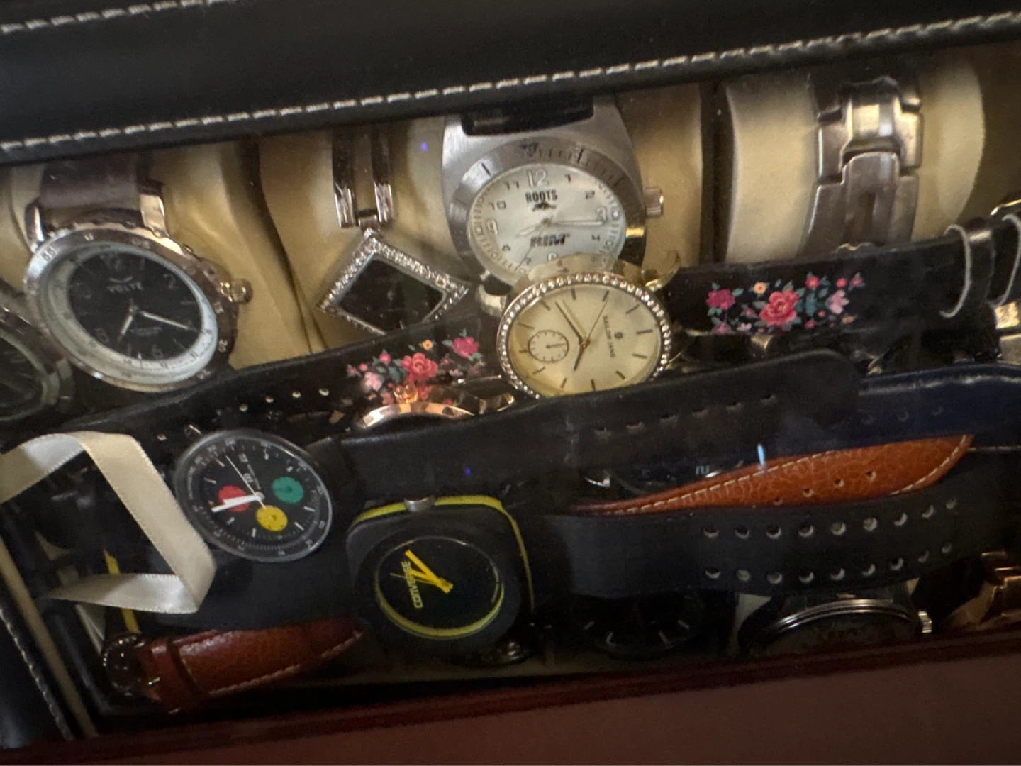 Assorted Watches, jewellery - leather goods and house goods - photo 3