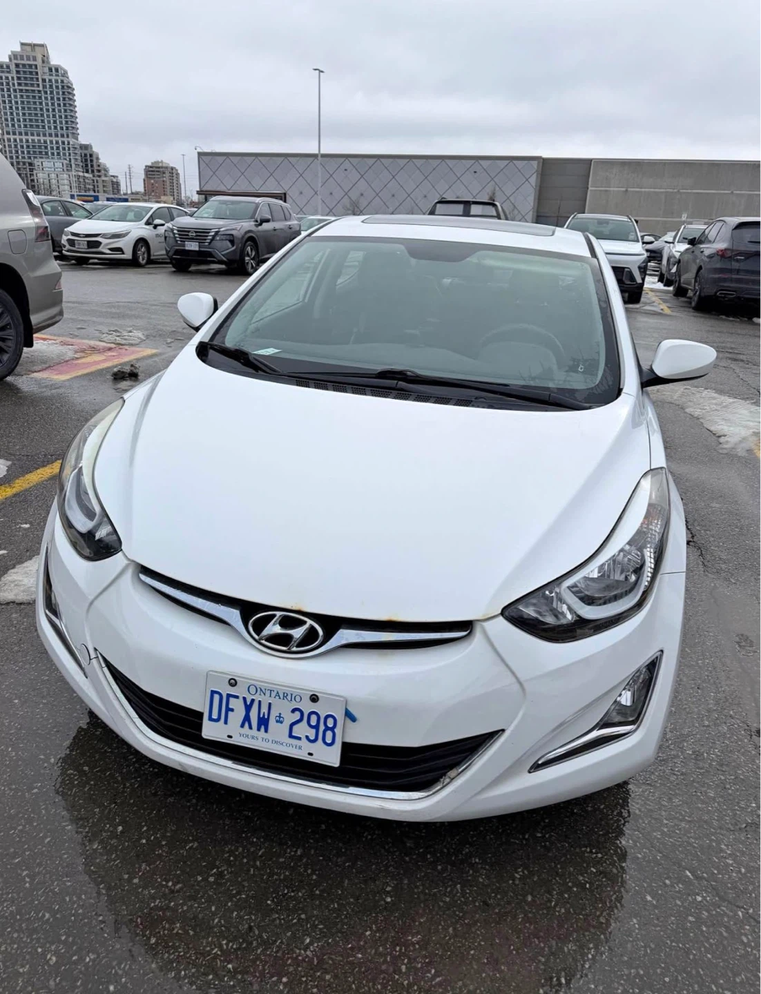 White Hyundai Elantra 2016 - low mileage