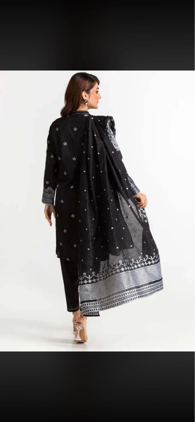 Black Embroidered Kurti with Pants and Dupatta - photo 3