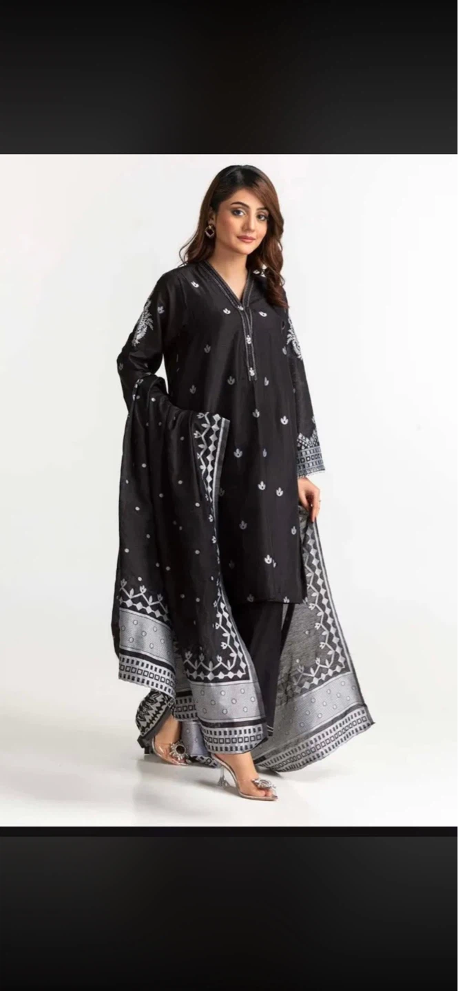 Black Embroidered Kurti with Pants and Dupatta - photo 2