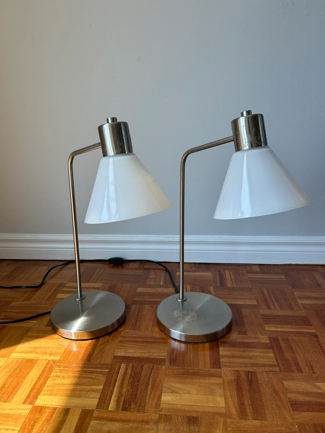 Set of 2 Lamps - Silver and White Glass