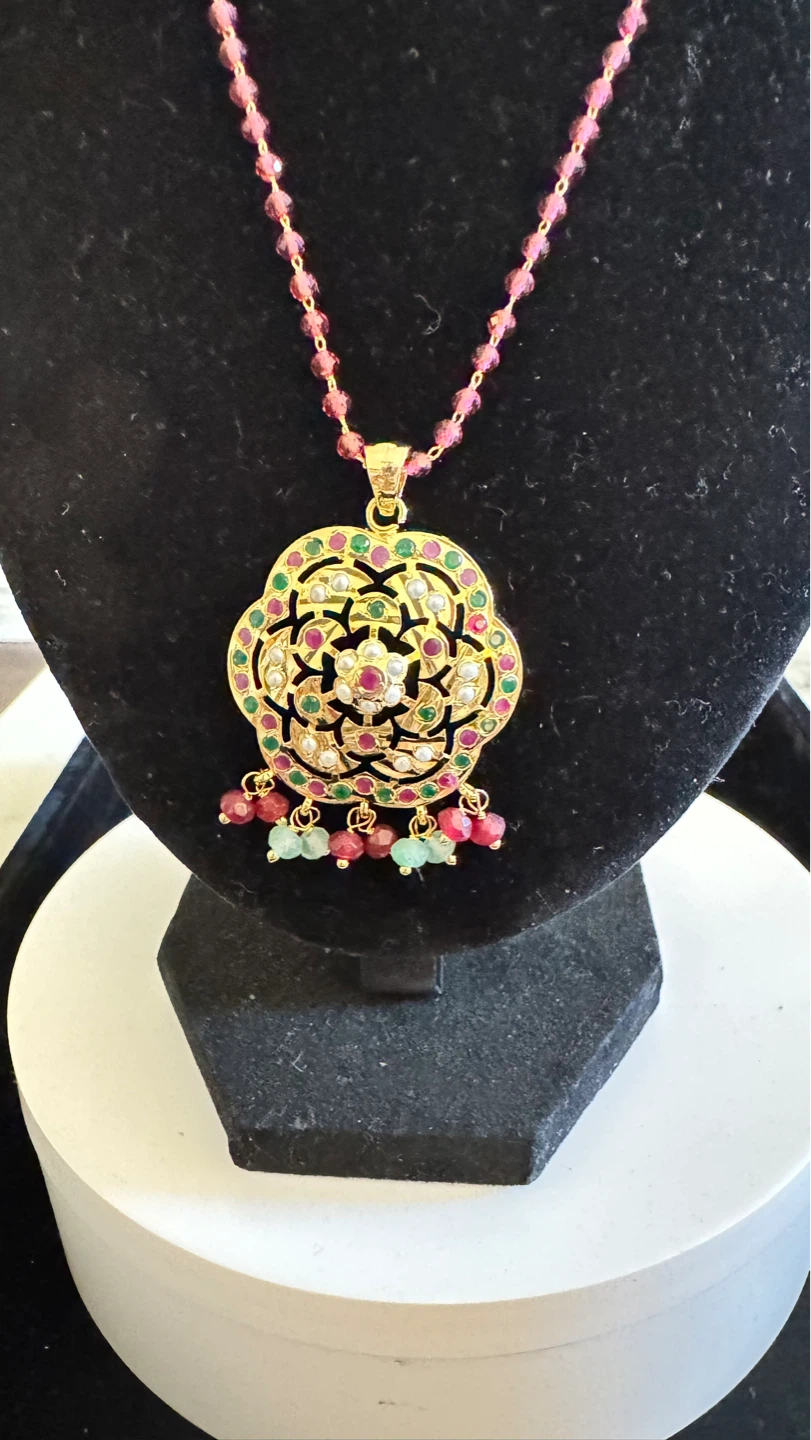 Gold coloured pendant and earrings set with pink beads - photo 3