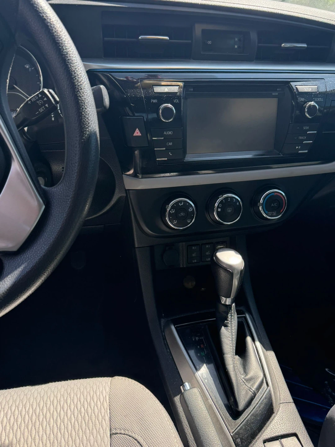2015 Toyota Corolla LE Sedan - photo 4