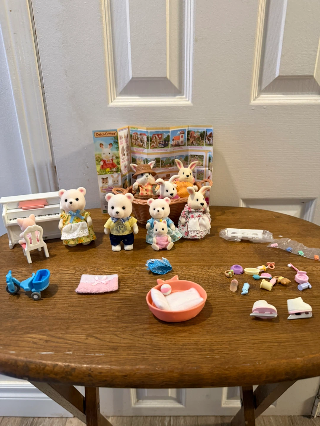 Bundle Calico Critters Family & Accessories Set