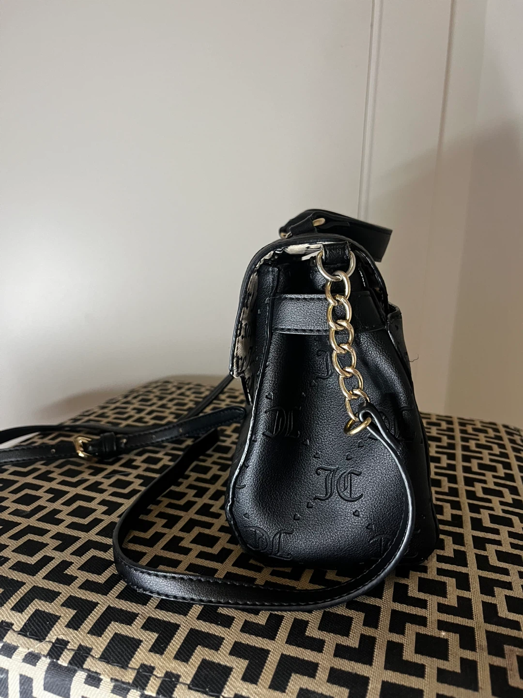 Juicy Couture Gold Logo Black Embossed Leather Crossbody Purse - photo 2