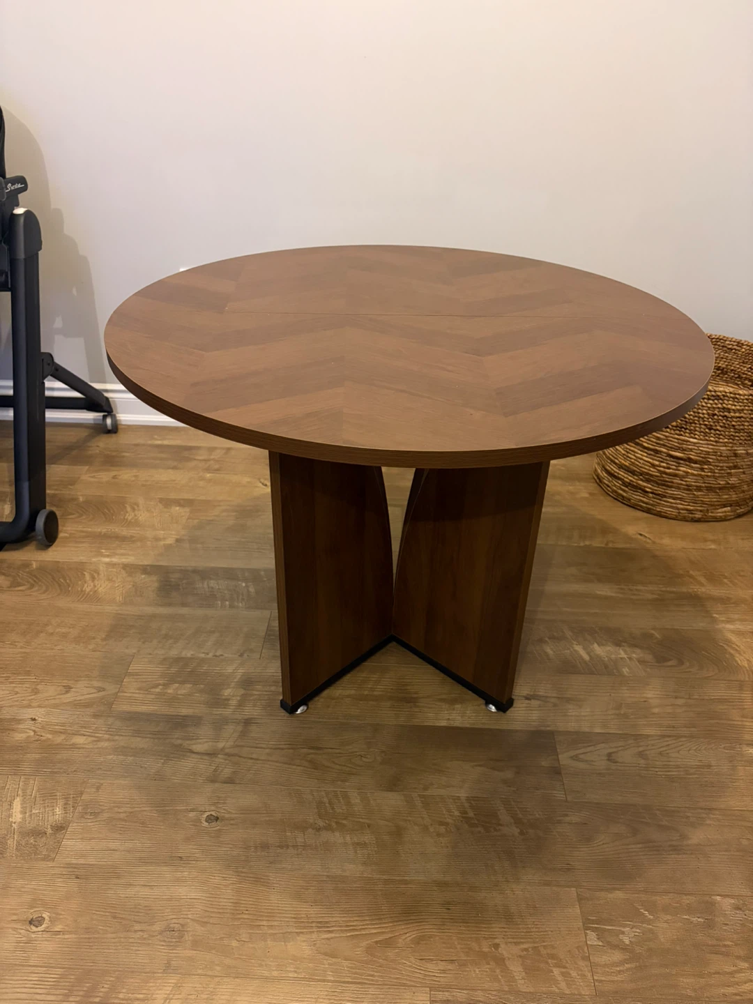Round Dining Table - photo 2