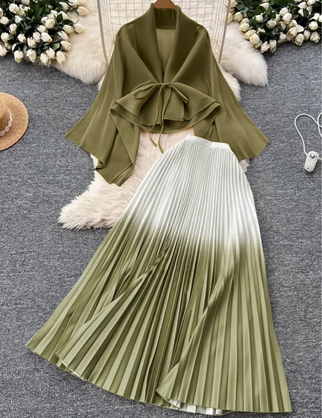 💚 Elegant Two-Piece Set for a Sophisticated Look 💚