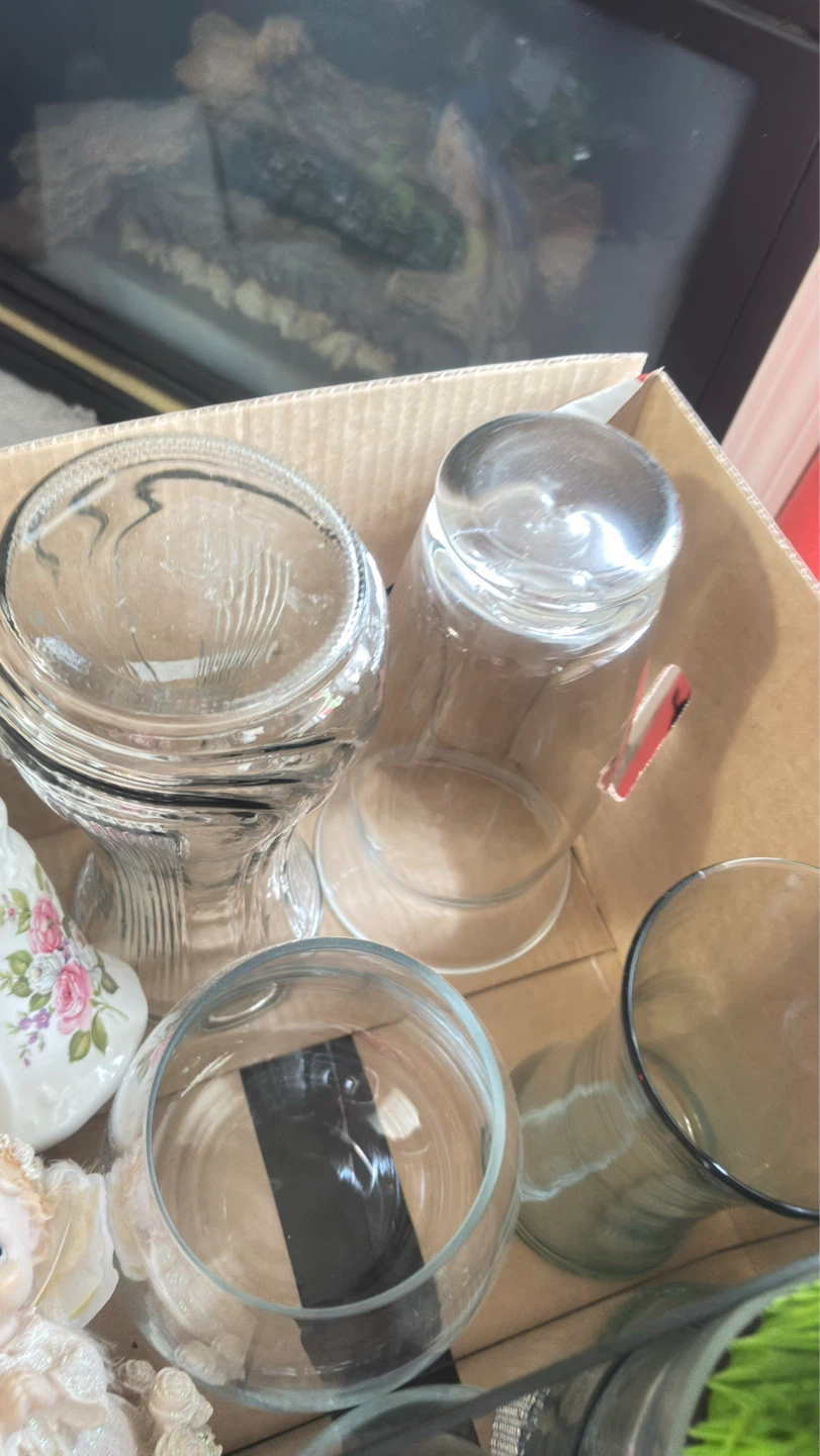 Take all for free Box of assorted home decor items - photo 2