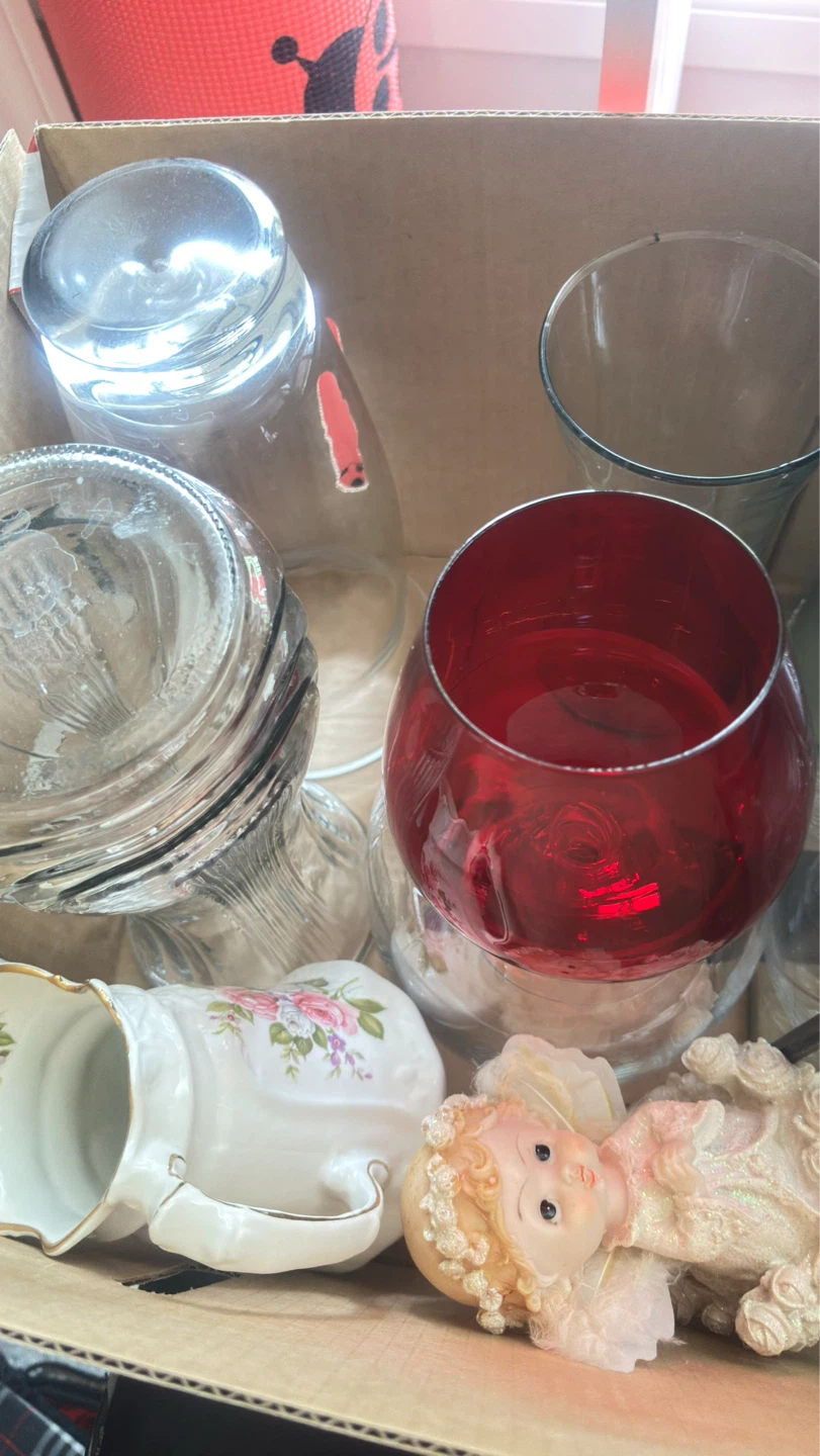 Take all for free Box of assorted home decor items - photo 4