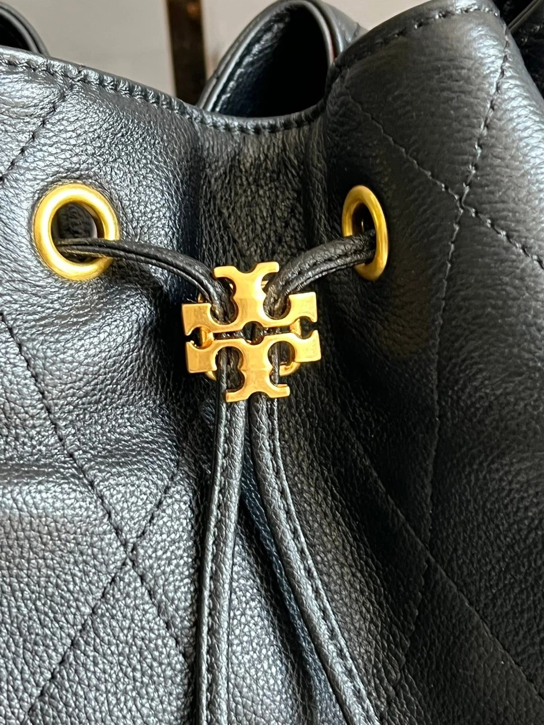 FOR SALE ✨ Tory Burch Charlie L Quilted Drawstring Shoulder Bag - photo 4