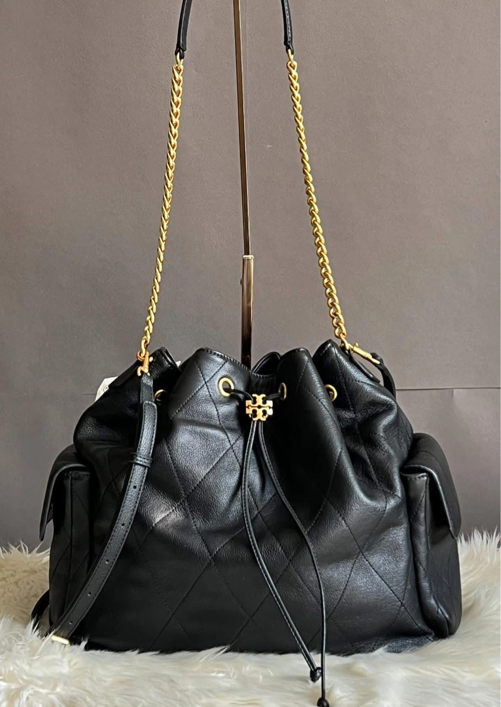 FOR SALE ✨ Tory Burch Charlie L Quilted Drawstring Shoulder Bag - photo 2