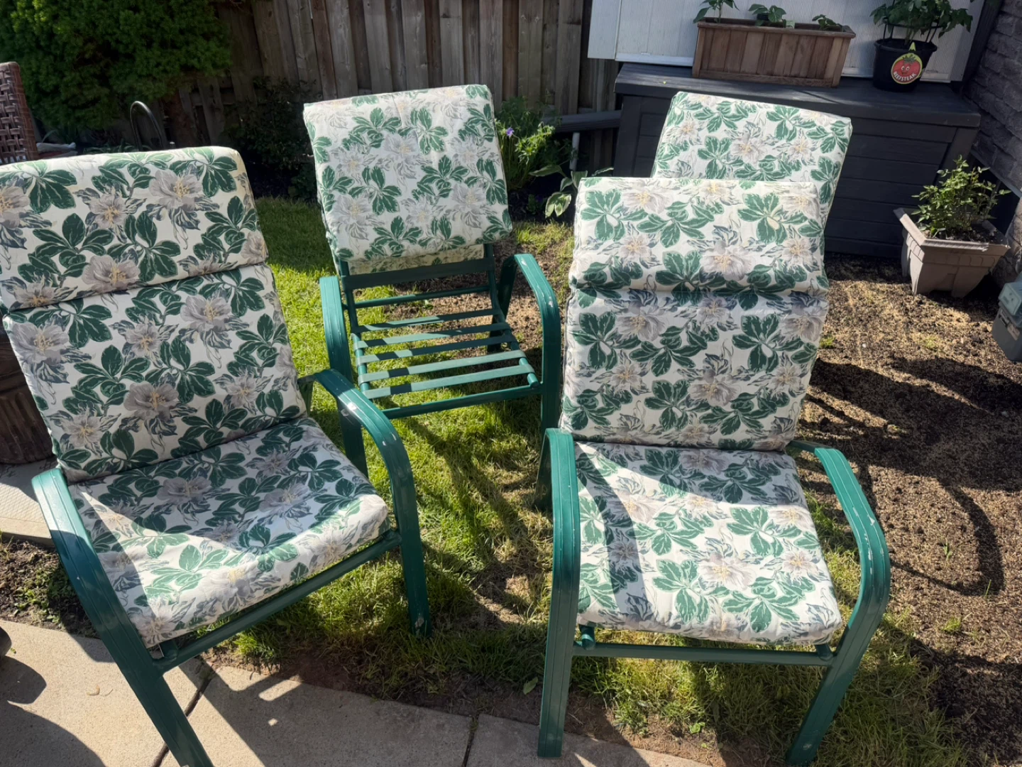 Set of 4 Green Patio Chairs with Floral Cushions - photo 4