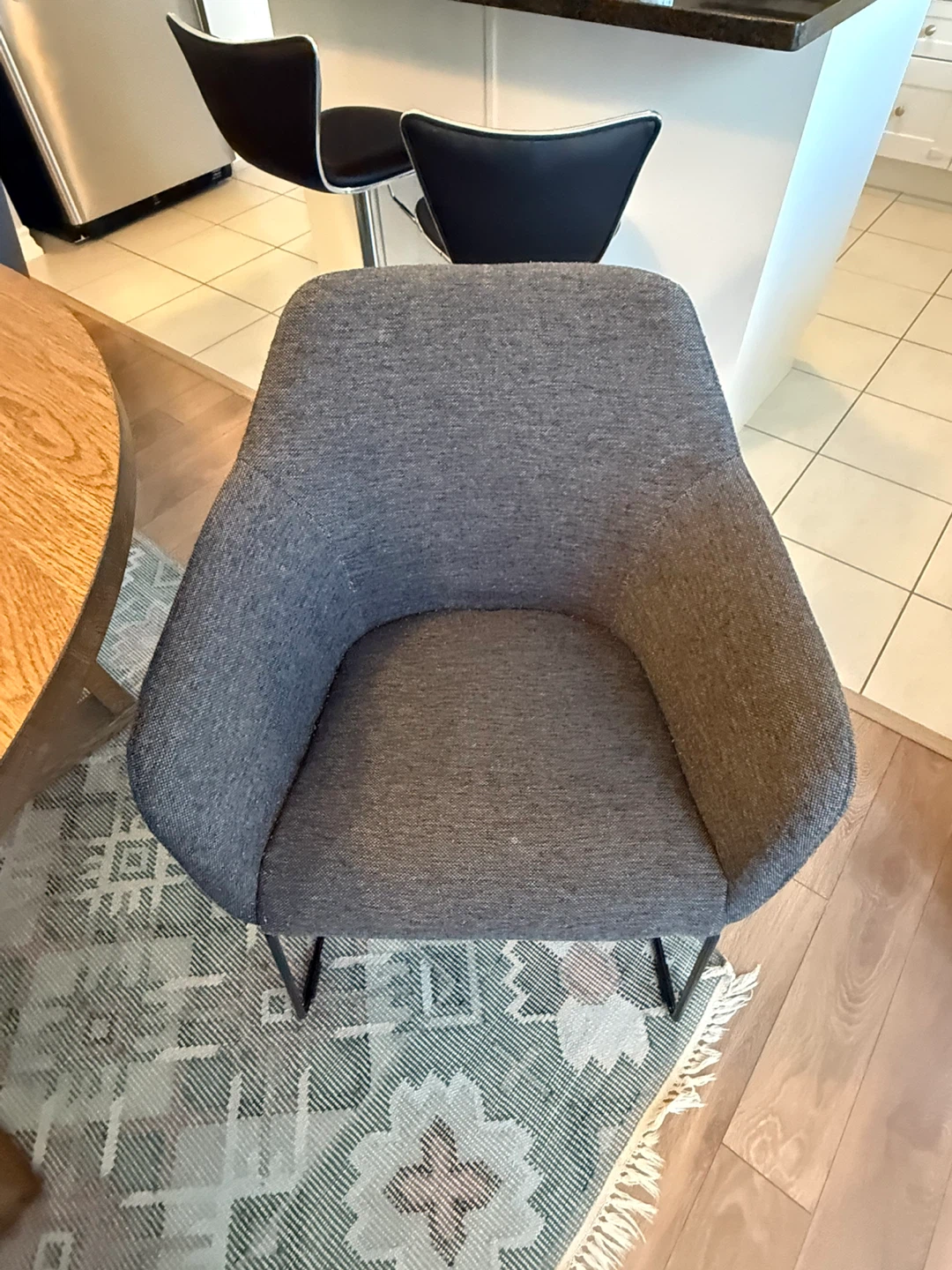 Round table with Grey Fabric Accent Chair - photo 3
