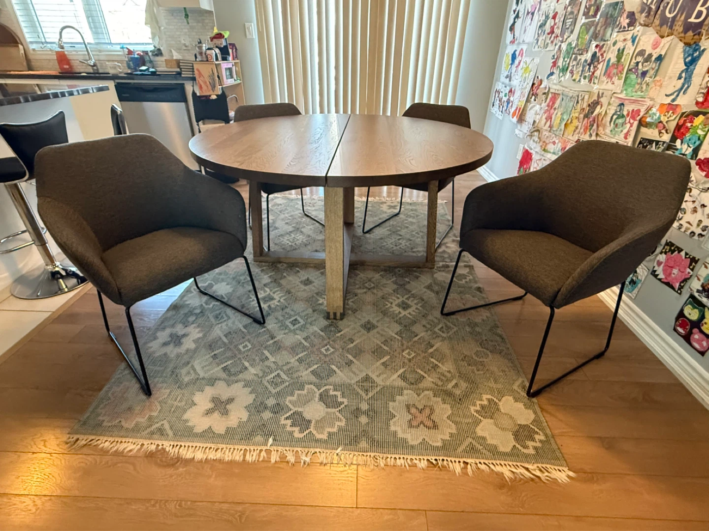 Round table with Grey Fabric Accent Chair - photo 4