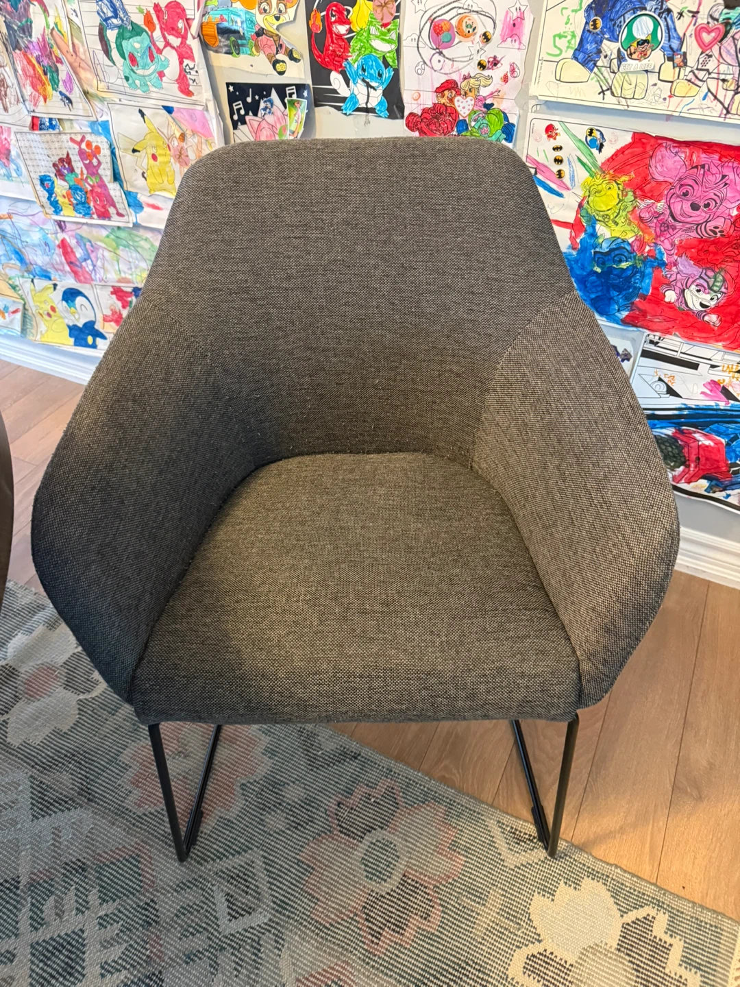 Round table with Grey Fabric Accent Chair - photo 5