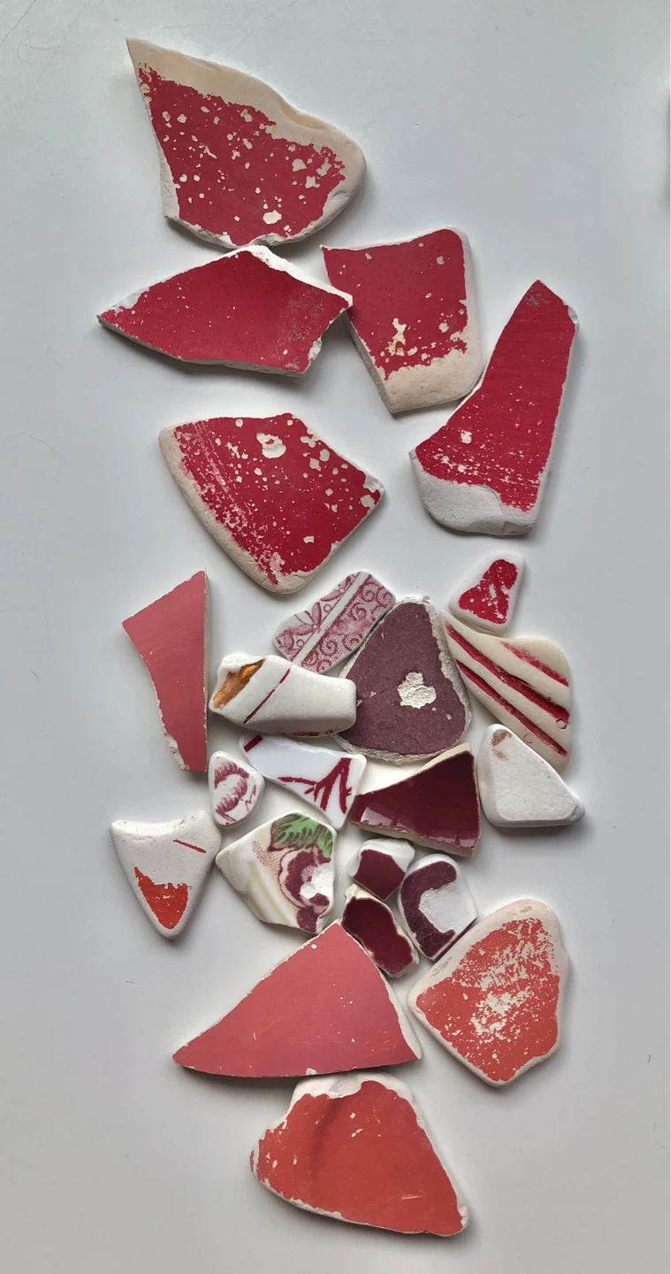 Assorted ceramic and glass shards $10 per colour lot - photo 3