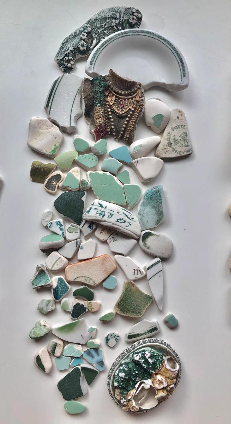 Assorted ceramic and glass shards $10 per colour lot - photo 4